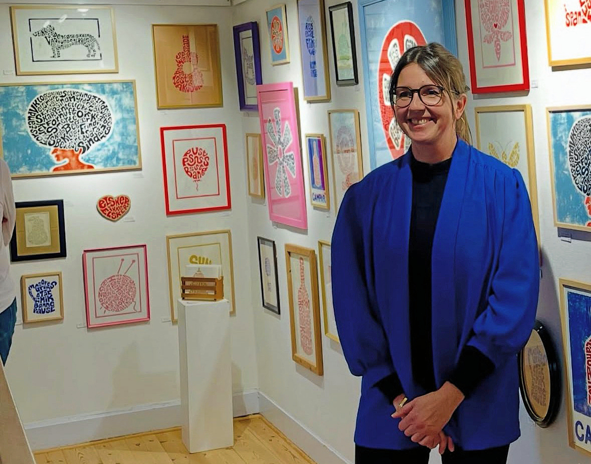 Sigrid Svane præsenterer linoleumstryk, hvor tekster snor sig i forskellige former.