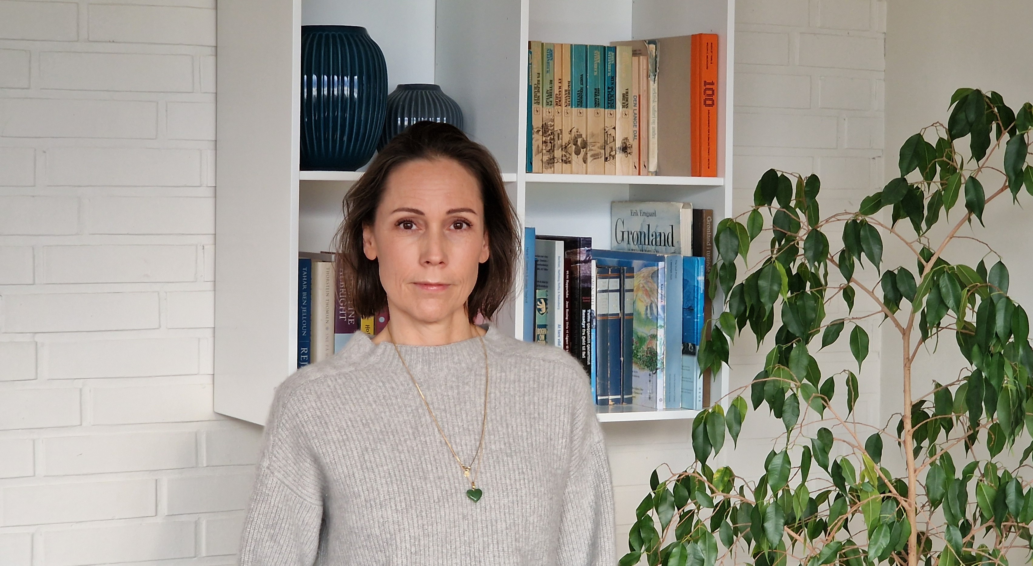 Julen står for døren og det er langt fra alle, der forbinder højtiden med ro og hygge. Er du en af dem, der får knuder i maven over forventingspres og fuldt bookede kalendre, guider parterapeut og psykolog Maria Brønden dig her til, hvordan du kan komme igennem december - på dine egne præmisser.