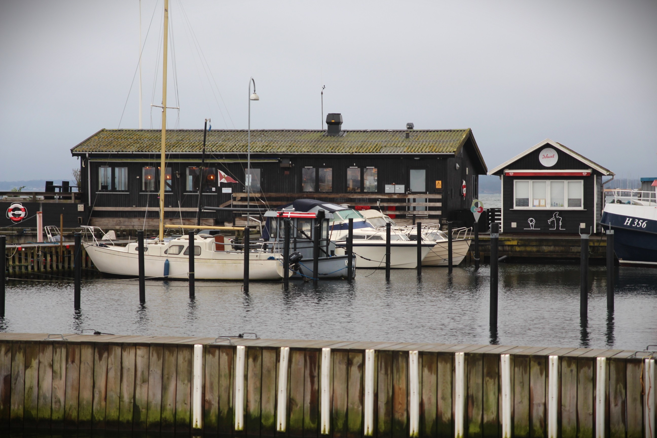 Det er ikke muligt at opsamle olien, der derfor får lov til at fordampe, oplyser Fredensborg Kommune på sin hjemmeside.