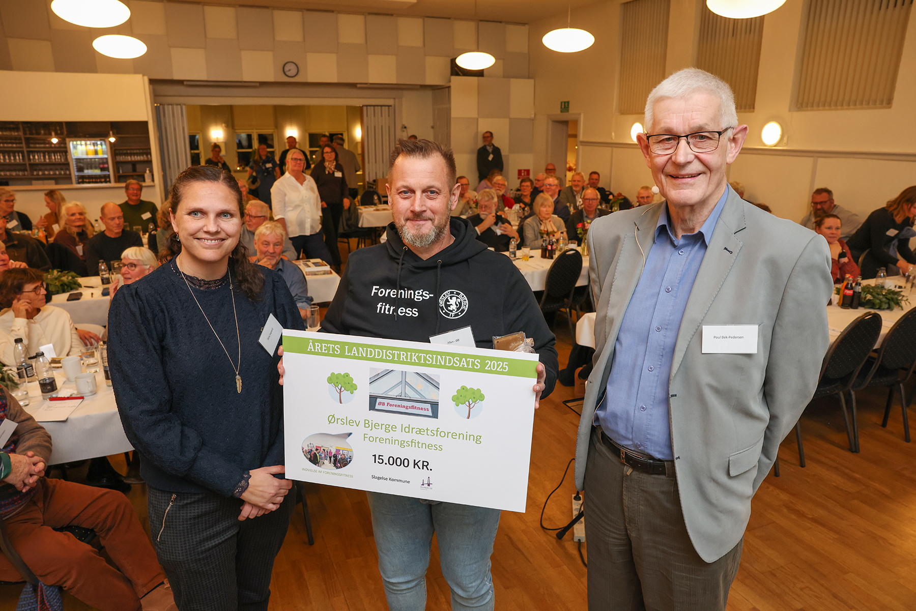 Formand for Teknik-, Plan- og Landdistriktsudvalget Stine Søgaard og næstformand Poul Bek-Pedersen overrakte prisen til Allan B. Larsen, som modtog den på vegne af Ørslev Bjerge Idrætsforening.