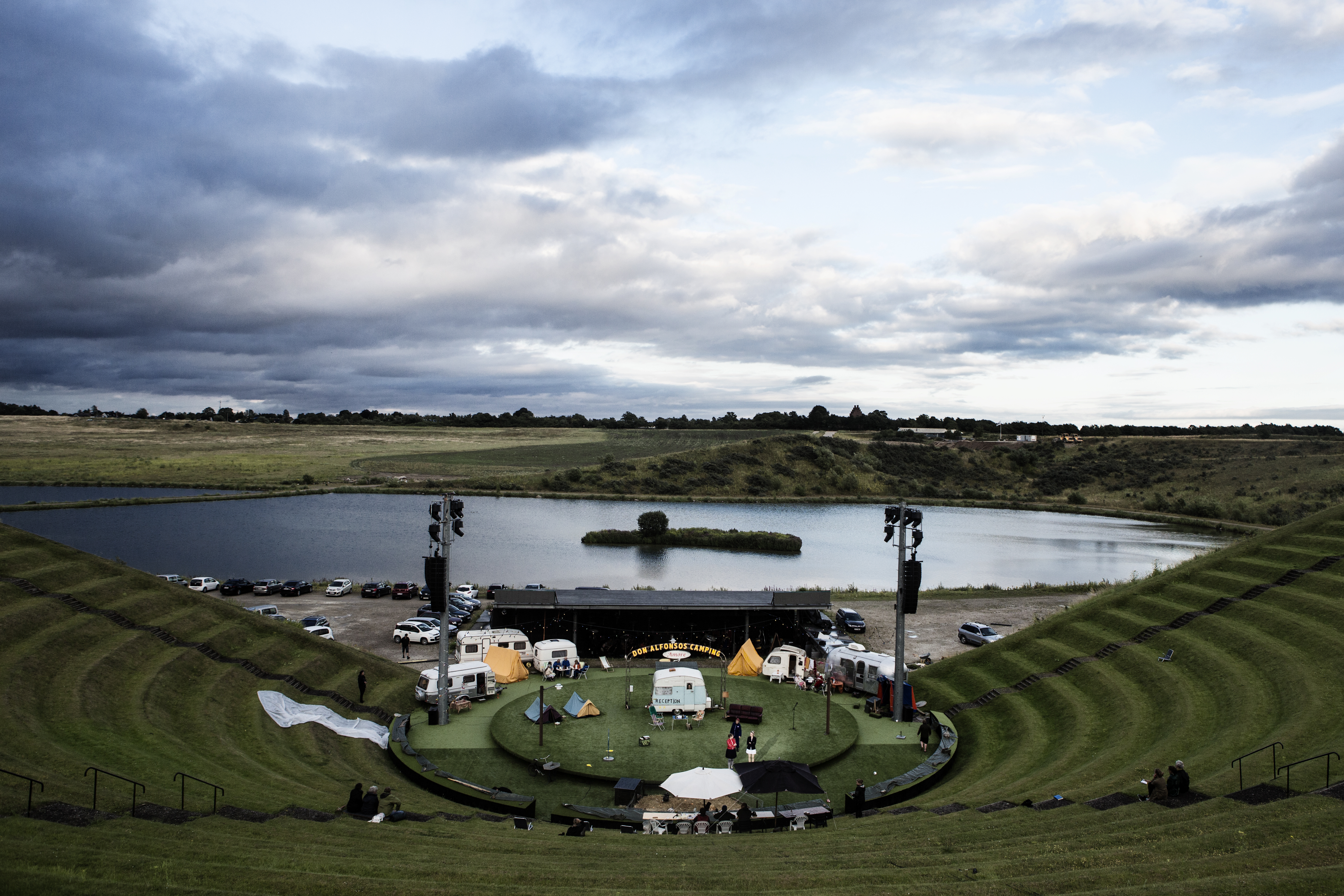 Det udendørs teater, Opera Hedeland, er støttet af kommunerne Roskilde, Høje-Taastrup og Greve. Hver sommer opfører de en opera, men Dansk Musiker Forbund mener, at noget bør ændres omgående.
