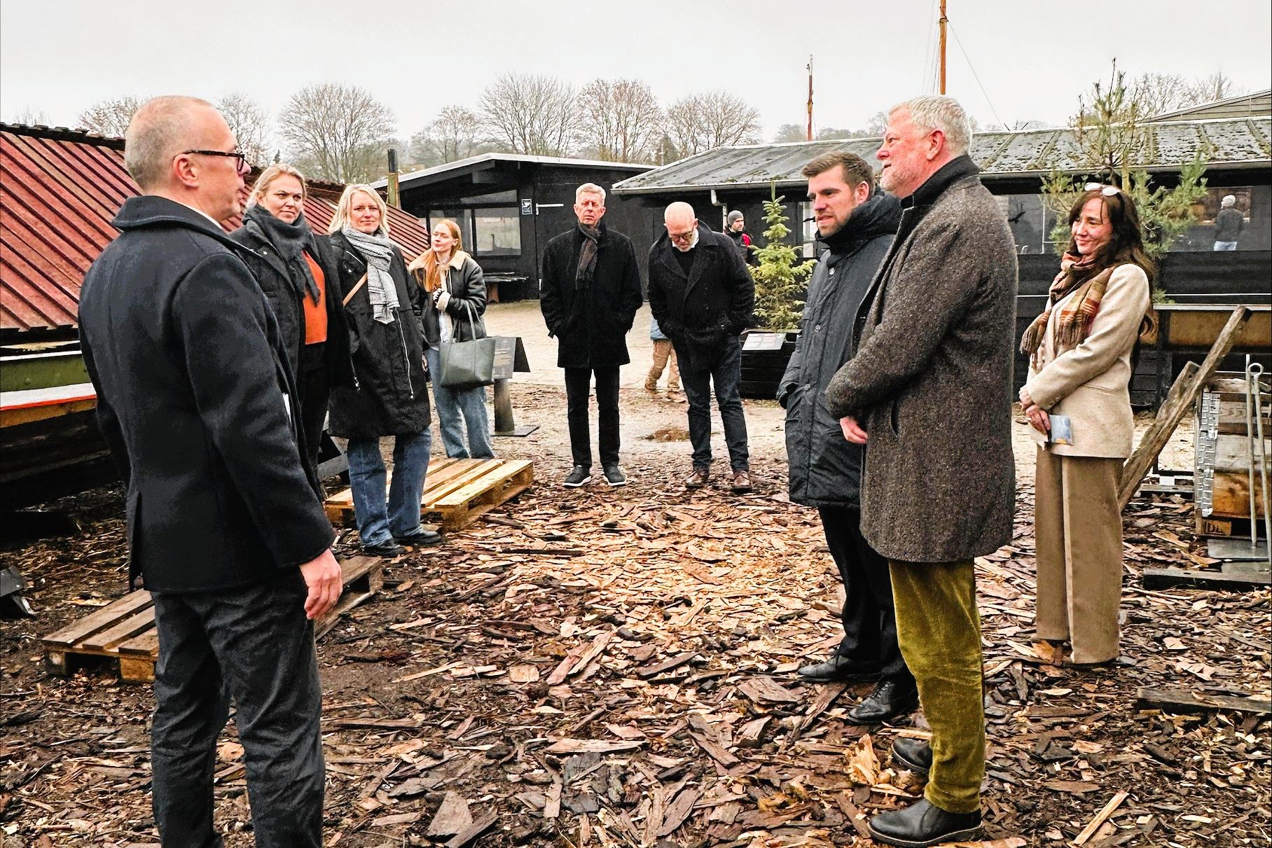 Roskildes borgmester Tomas Breddam (S) er formand for Vikingeskibsmuseet og ses stående til højre sammen med Morten Dahlin (V) under et besøg på museet sidste år.