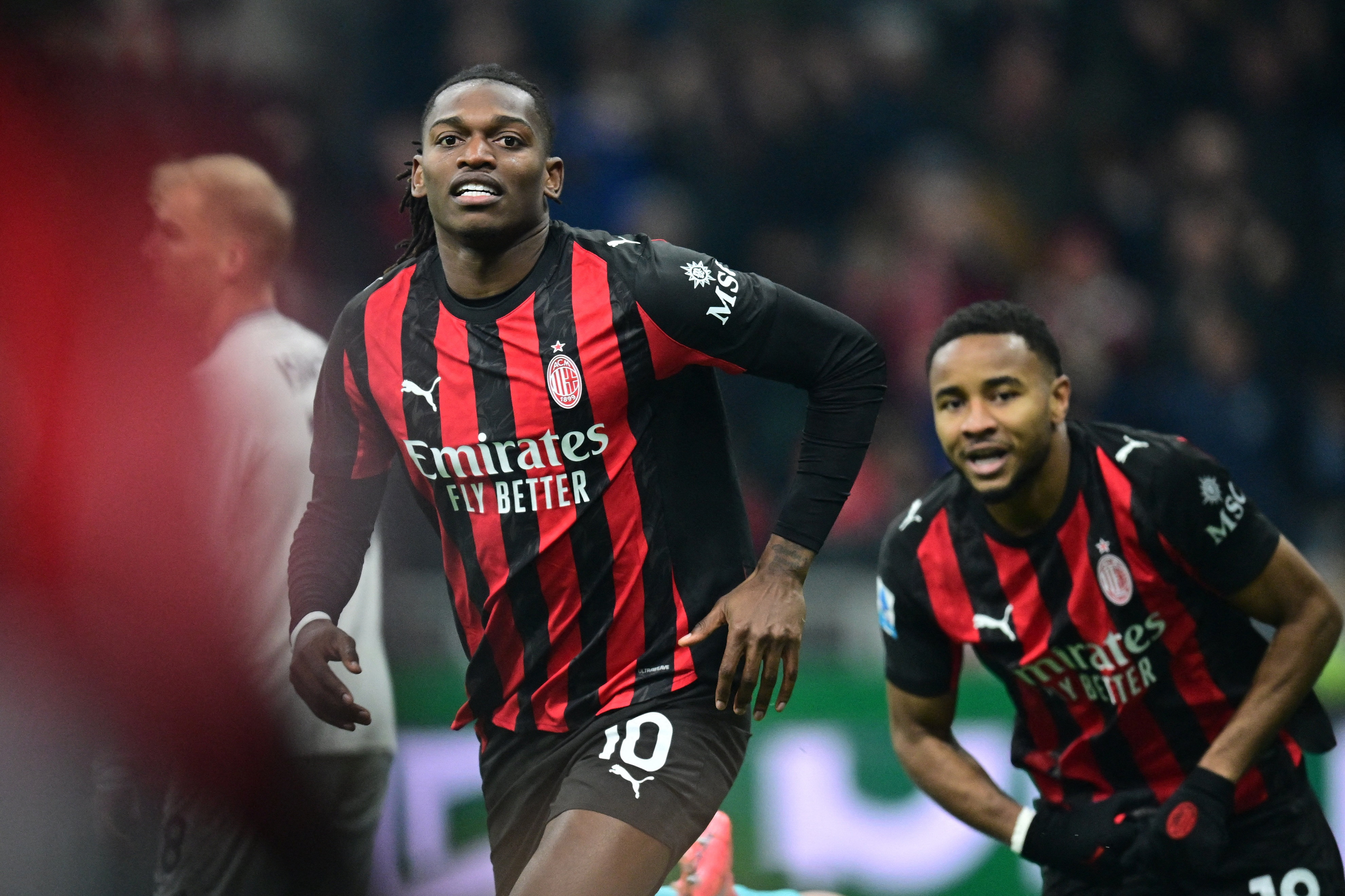 AC Milan-angriberen Rafael Leão (til venstre) scorede kampens eneste mål mod Lazio og Gustav Isaksen.