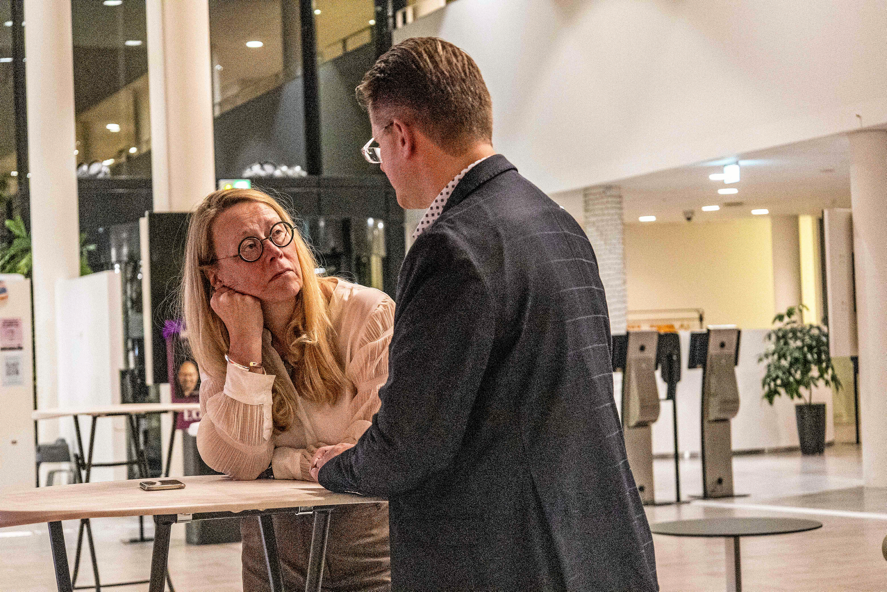 Edith Thingstrup fra Liberal Alliance og Ulrik John Nielsen fra Lokallisten Ny Egedal i snak på valgnatten. Nu er de to gået i hver deres politiske retning.