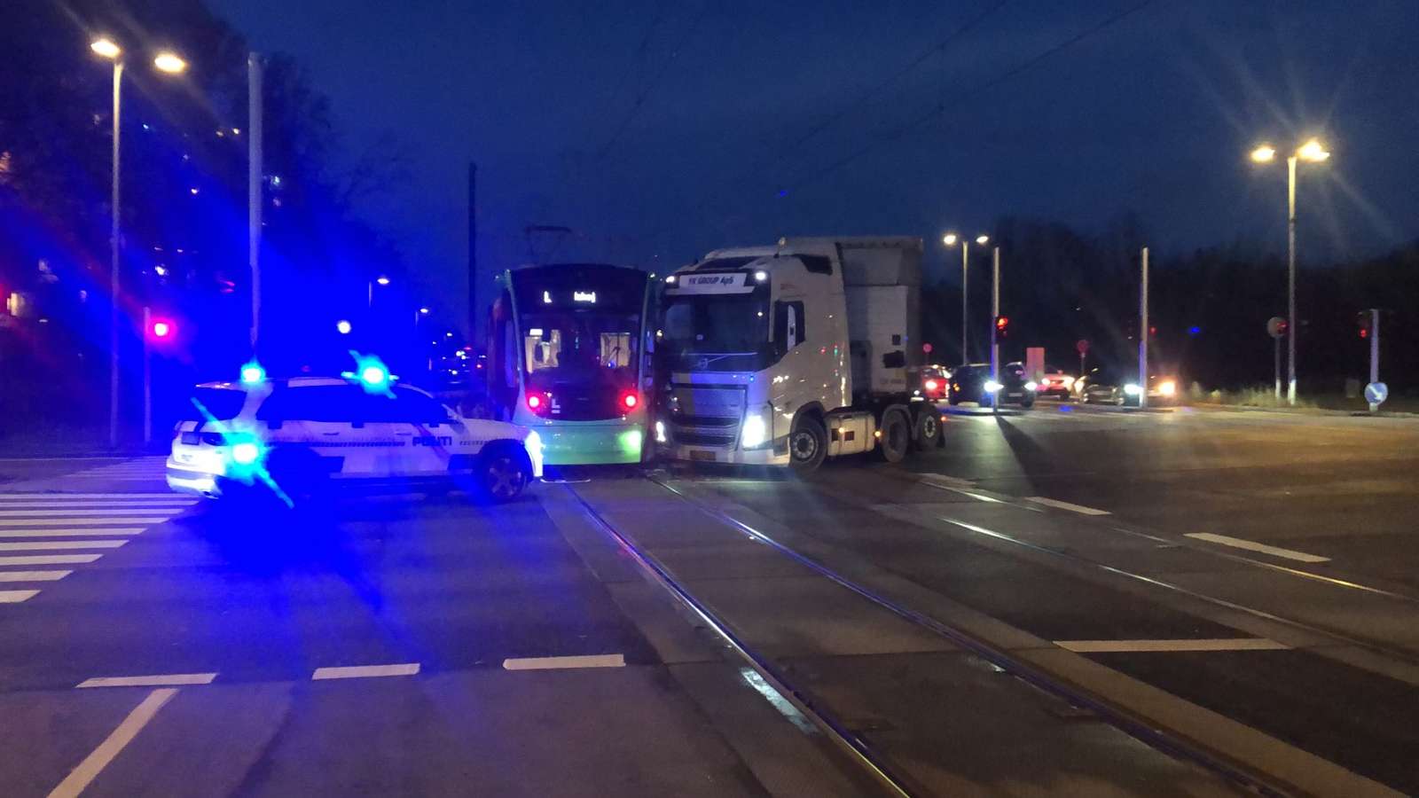 Letbanen er her til eftermiddag blevet påkørt at en lastbil.
