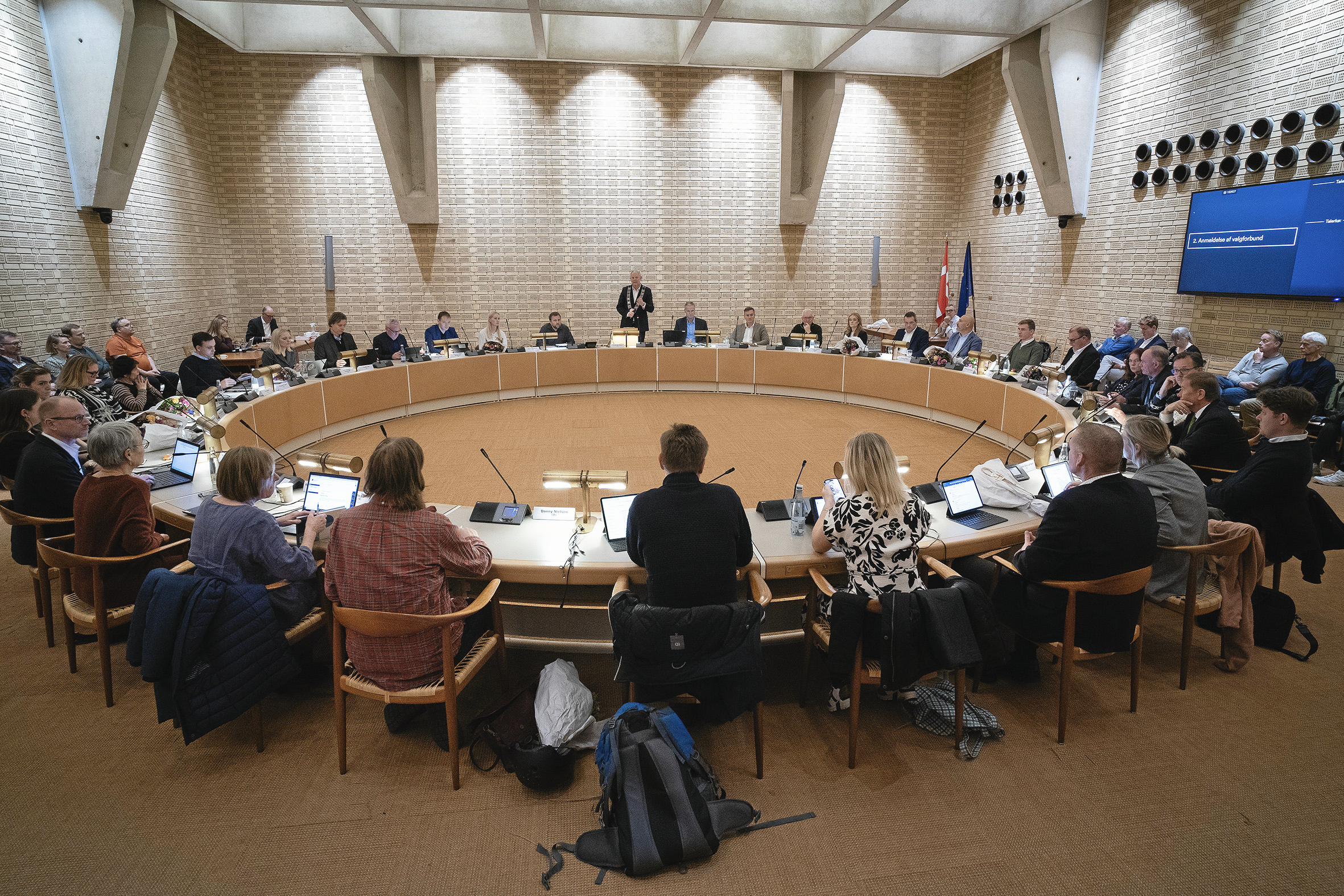 I byrådet og forvaltningen er man nok ikke enig i, at der sker en forråelse. Men man er blevet opmærksom på, at der skal nye boller på suppen.