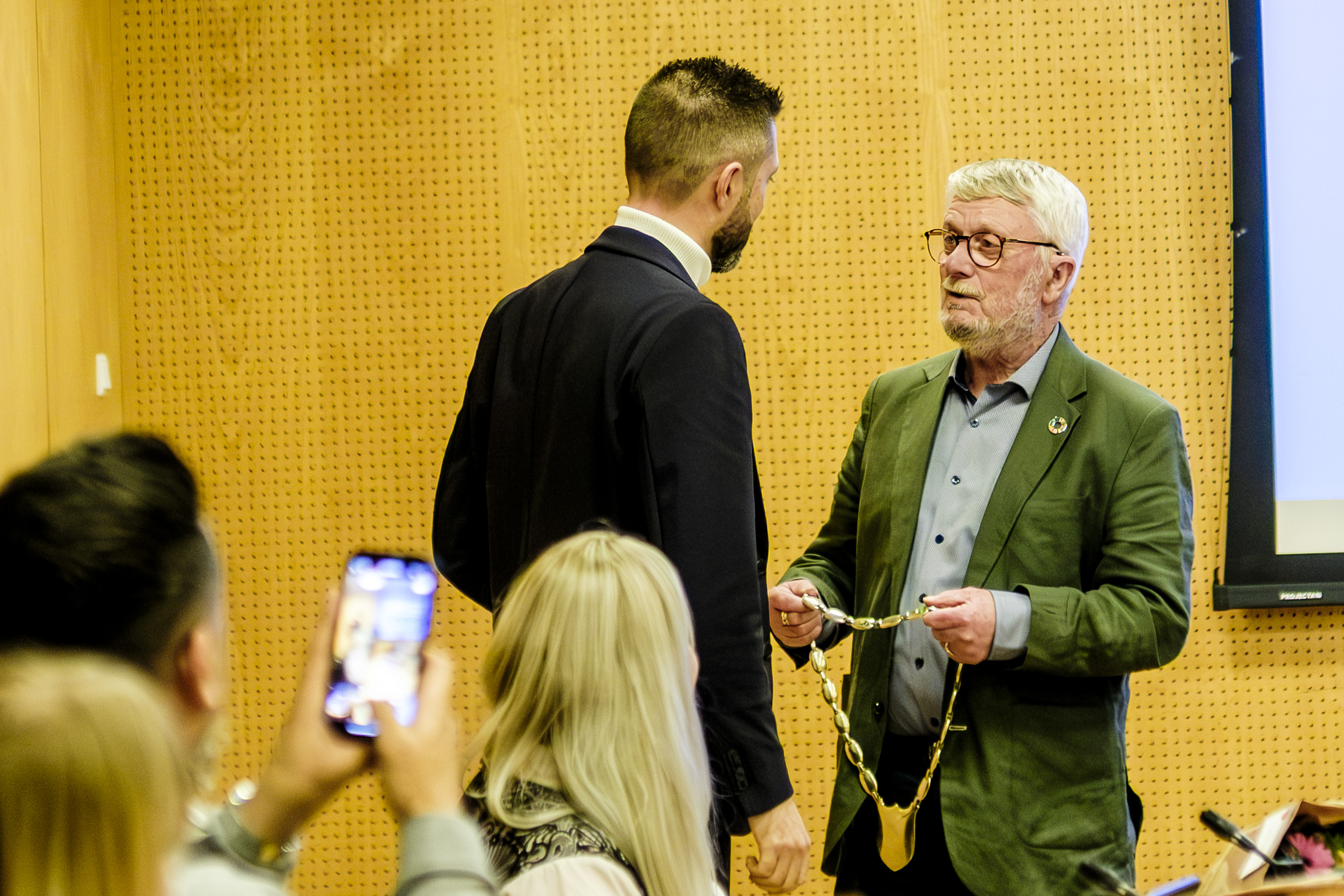 Den 1. december kunne Søren Enemark (S) overrække borgmesterkæden til Kasper Damsgaard (S), som tager fire år mere som borgmester i Glostrup.