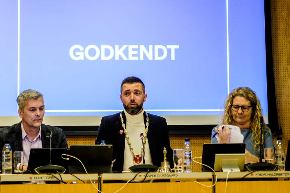 Kasper Damsgaard (S) blev officielt genvalgt som borgmester i Glostrup den 1. december med 15 ud af 19 stemmer i kommunalbestyrelsen. - Robert Hendel Kasper Damsgaard (S) blev officielt genvalgt som borgmester i Glostrup den 1. december med 15 ud af 19 stemmer i kommunalbestyrelsen.