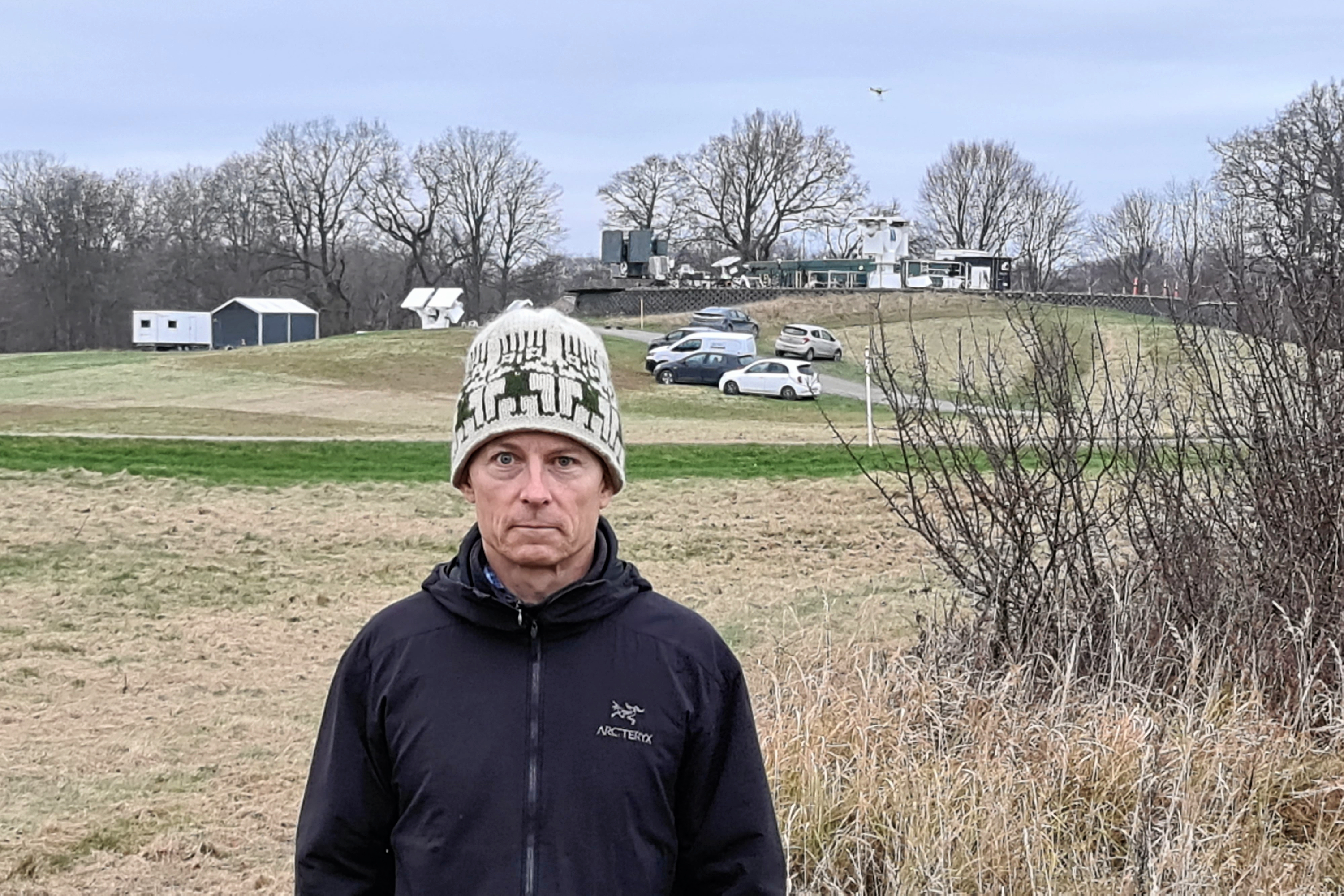 Torben Redder bor kun få hundrede meter fra Weibel Scientifics voksende testcenter i Hørsholm. På himlen bag ham kan ane en drone, og den megen aktivitet giver mange støjgener i området.