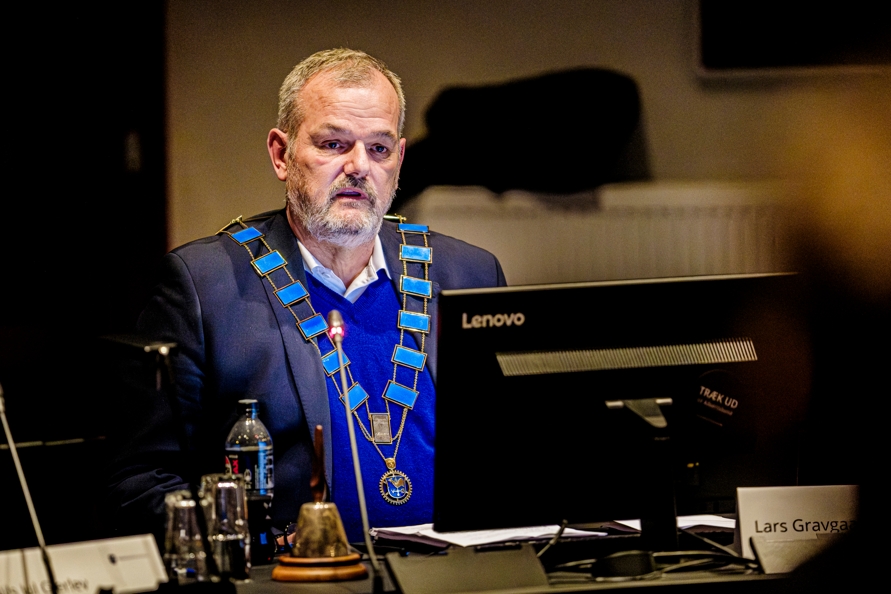Lars Gravgaard Hansen (K) overtog ledelsen af kommunalbestyrelsesmødet, efter han blev udråbt til ny borgmester og fik borgmesterkæden på. - Robert Hendel Lars Gravgaard Hansen (K) overtog ledelsen af kommunalbestyrelsesmødet, efter han blev udråbt til ny borgmester og fik borgmesterkæden på.