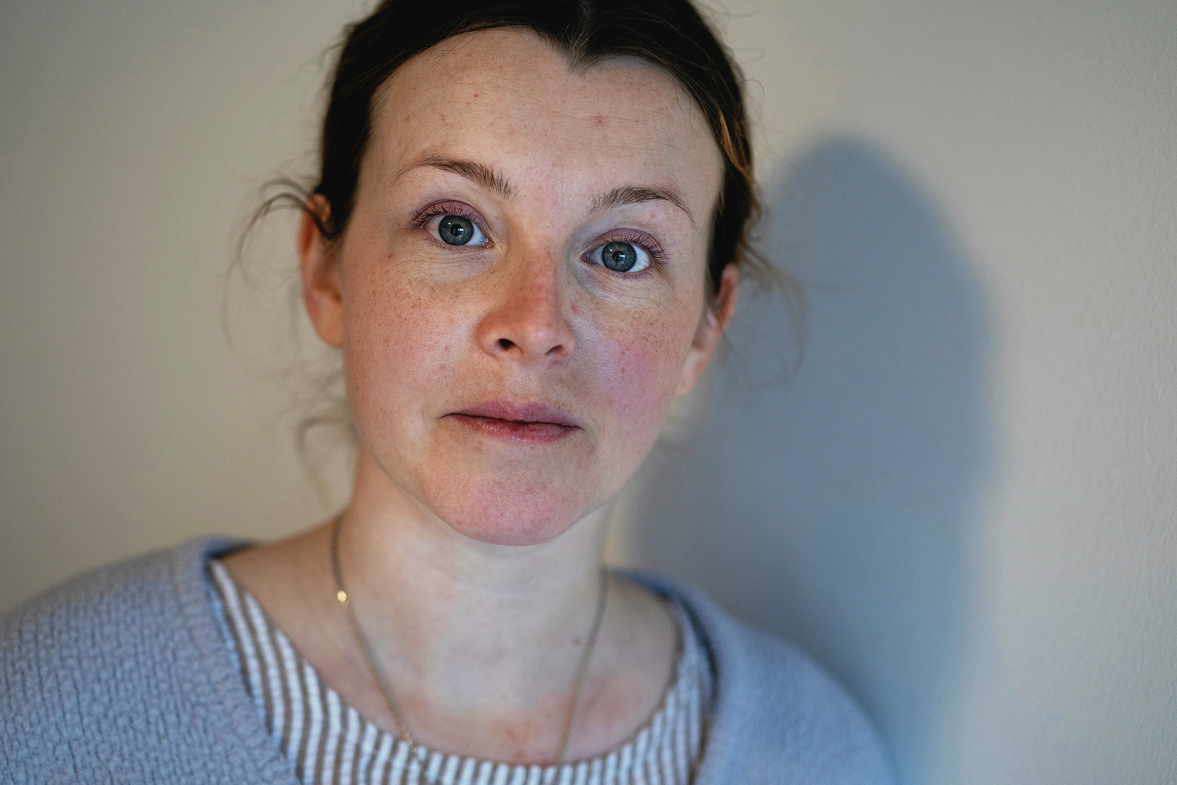 Hannah Christiansen Søhof og hendes mand har kæmpet en lang kamp for bevilling af udstyr til datteren Signe - uden held. Kommunen har tidligere nægtet familien både privat hjemmetræning og beskyttelseshjelm - og nu også et tredje, og "helt essentielt" hjælpemiddel.