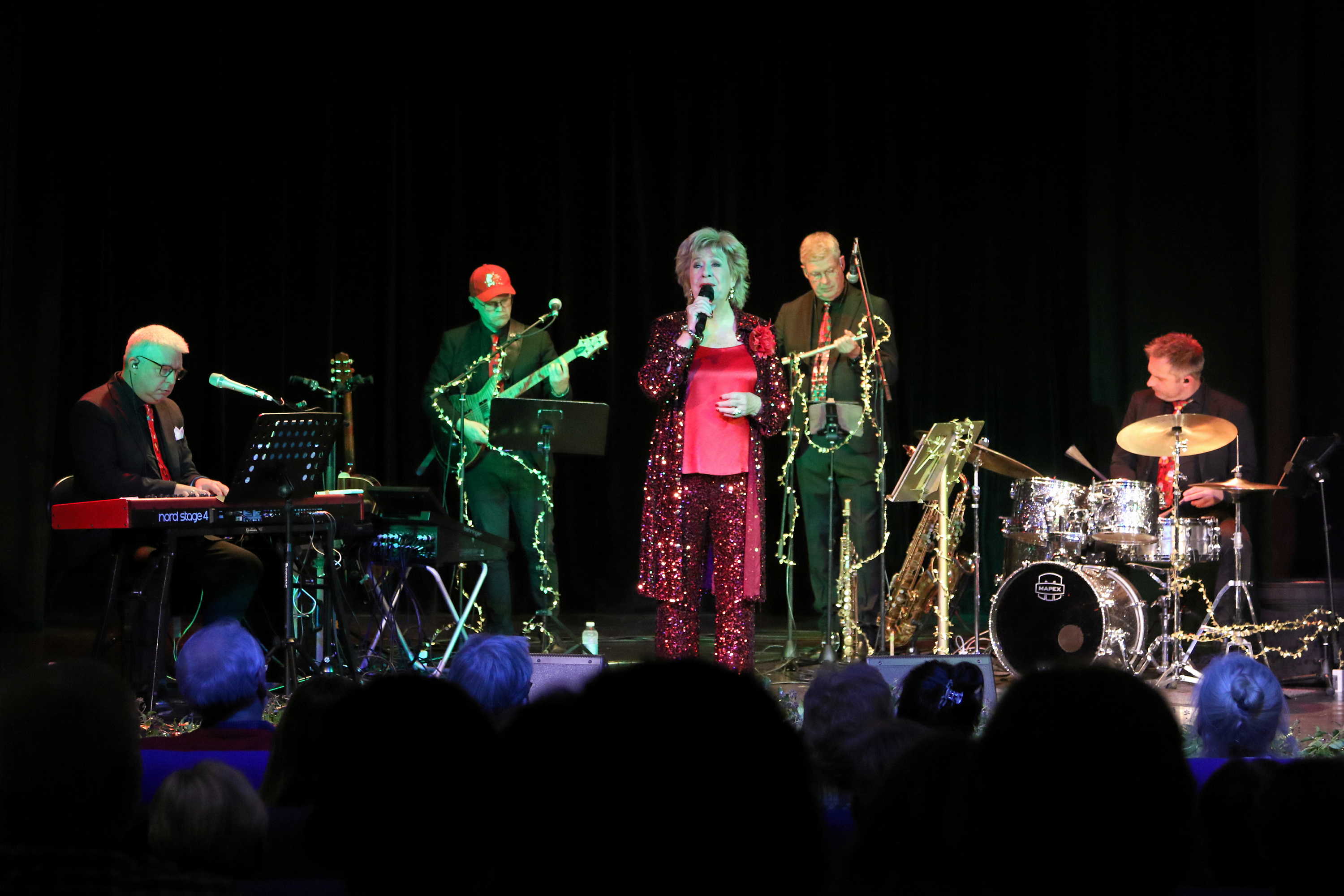 Birthe Kjær med band ledet af kapelmester Mickey Pless, da de tirsdag den 2. december besøgte Store Heddinge.