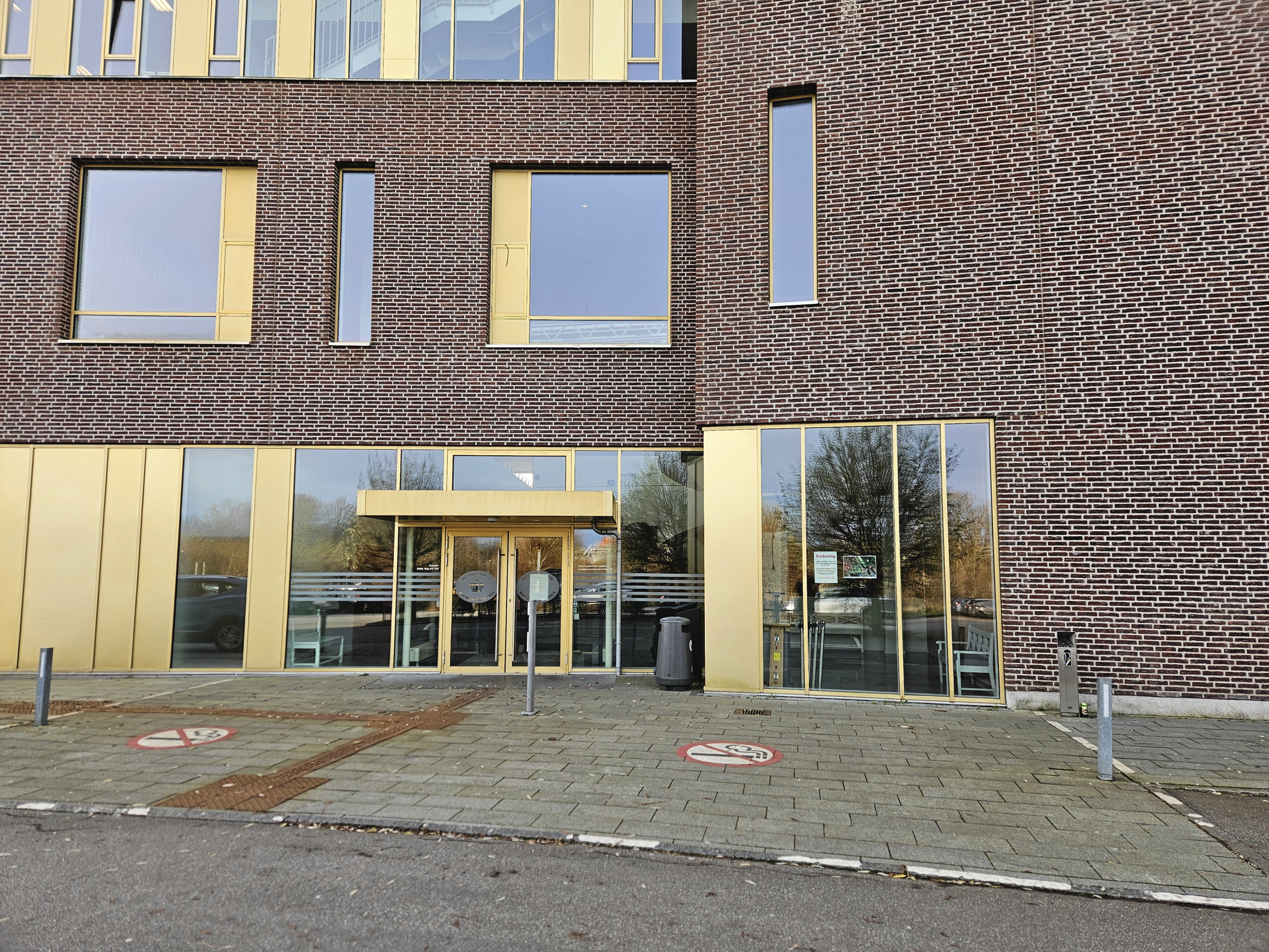 To personer blev anholdt torsdag klokken 07.05 og fremstilles i grundlovsforhør fire timer efter.