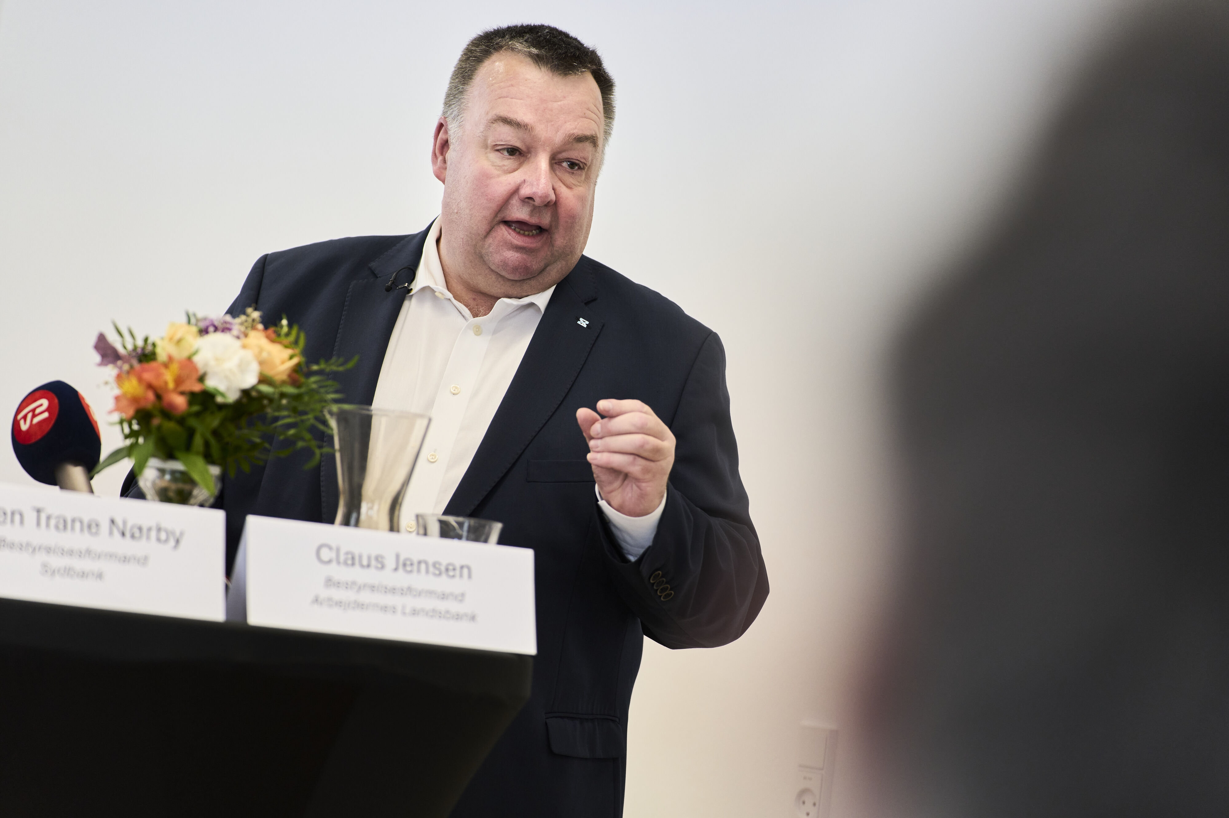 Den 27. oktober blev det meldt ud, at Sydbank, Vestjysk Bank og Arbejdernes Landsbank ønskede at fusionere. På billedet ses Arbejdernes Landsbank formand, Claus Jensen, til et pressemøde i Sydbank i København selvsamme dag. Onsdag vedtager Arbejdernes Landsbank forslaget om en fusionering til en generalforsamling. (Arkivfoto).
