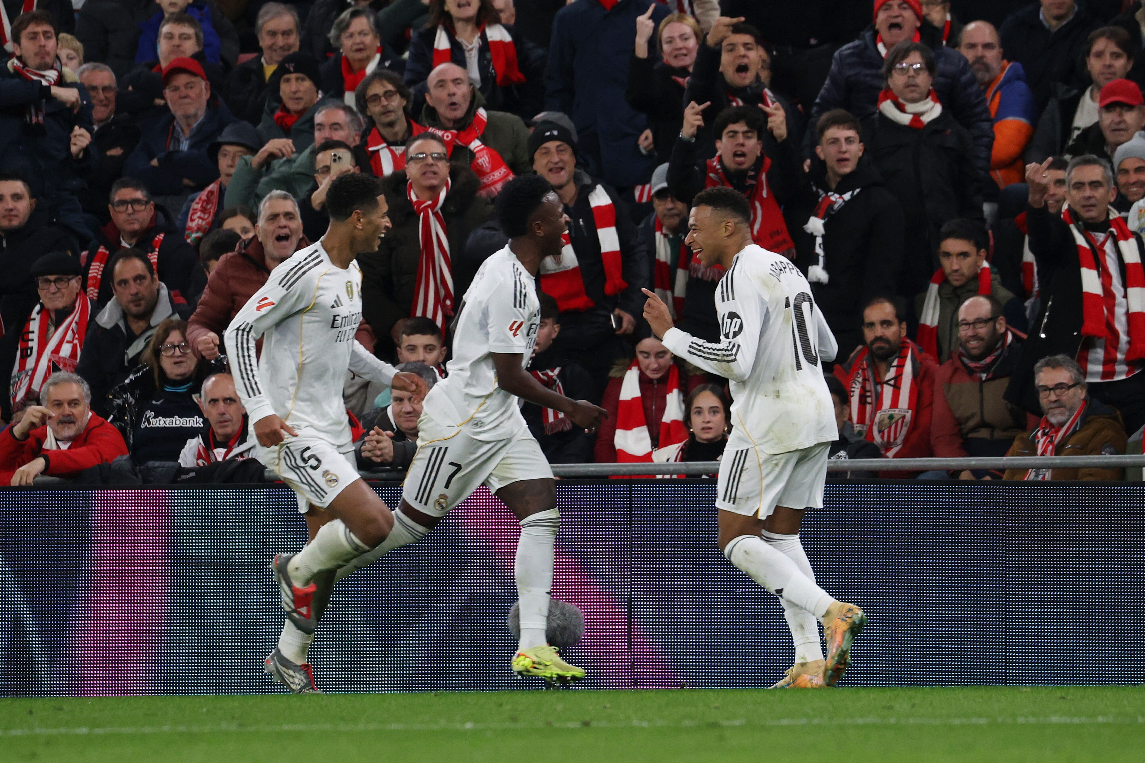 Kylian Mbappé (til højre) bliver tiljublet af Vinicius Junior og Jude Bellingham for en af sine to scoringer onsdag mod Athletic Bilbao.