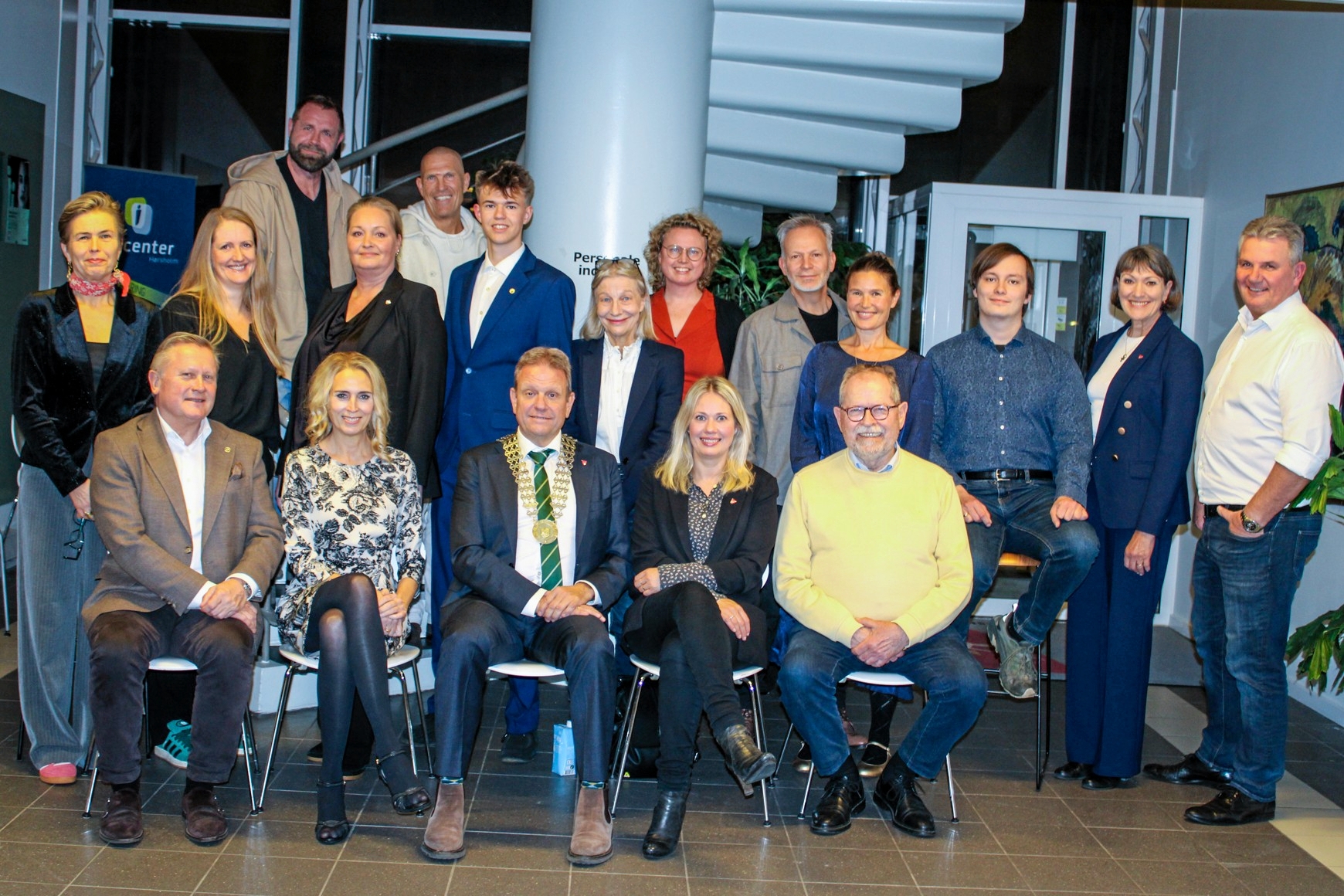 Bagerst fra venstre: Fie Smith (V), Stine Pagh (R), Joachim Boldsen (K), Maria Dahl (LA), Ole Wessum (K), Mathias Westen (LA), Anne Ehrenreich (LAE), Louise Zabel (SF), Esben Dyekjær (K), Charlotte Kirchheiner (K), Marcus Guldager (S), Annette Wiencken (K), Henrik Klitgaard (BL). Forrest fra venstre: Viceborgmester Bent Christensen (LA), 2. viceborgmester Ann Lindhardt (V), borgmester Morten Slotved (K), Maj Allin Thorup (K), Thorkild Gruelund (SK). Dorte Holst (V) er ikke med på foto. - Hørsholm Kommune Bagerst fra venstre: Fie Smith (V), Stine Pagh (R), Joachim Boldsen (K), Maria Dahl (LA), Ole Wessum (K), Mathias Westen (LA), Anne Ehrenreich (LAE), Louise Zabel (SF), Esben Dyekjær (K), Charlotte Kirchheiner (K), Marcus Guldager (S), Annette Wiencken (K), Henrik Klitgaard (BL). Forrest fra venstre: Viceborgmester Bent Christensen (LA), 2. viceborgmester Ann Lindhardt (V), borgmester Morten Slotved (K), Maj Allin Thorup (K), Thorkild Gruelund (SK). Dorte Holst (V) er ikke med på foto.