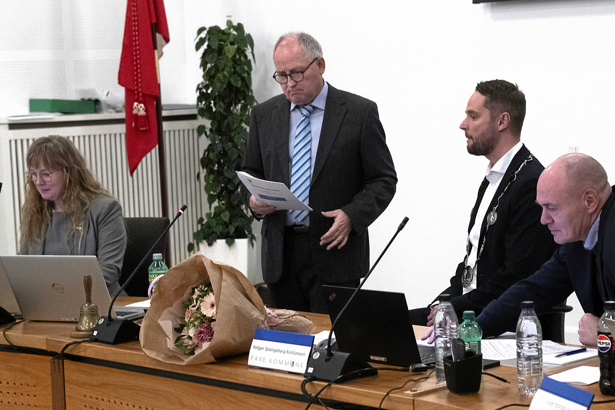Byrådssalen i Haslev dannede onsdag rammen om det konstituerende møde, hvor Mikkel Dam (LA) officielt overtog borgmesterkæden i Faxe Kommune.