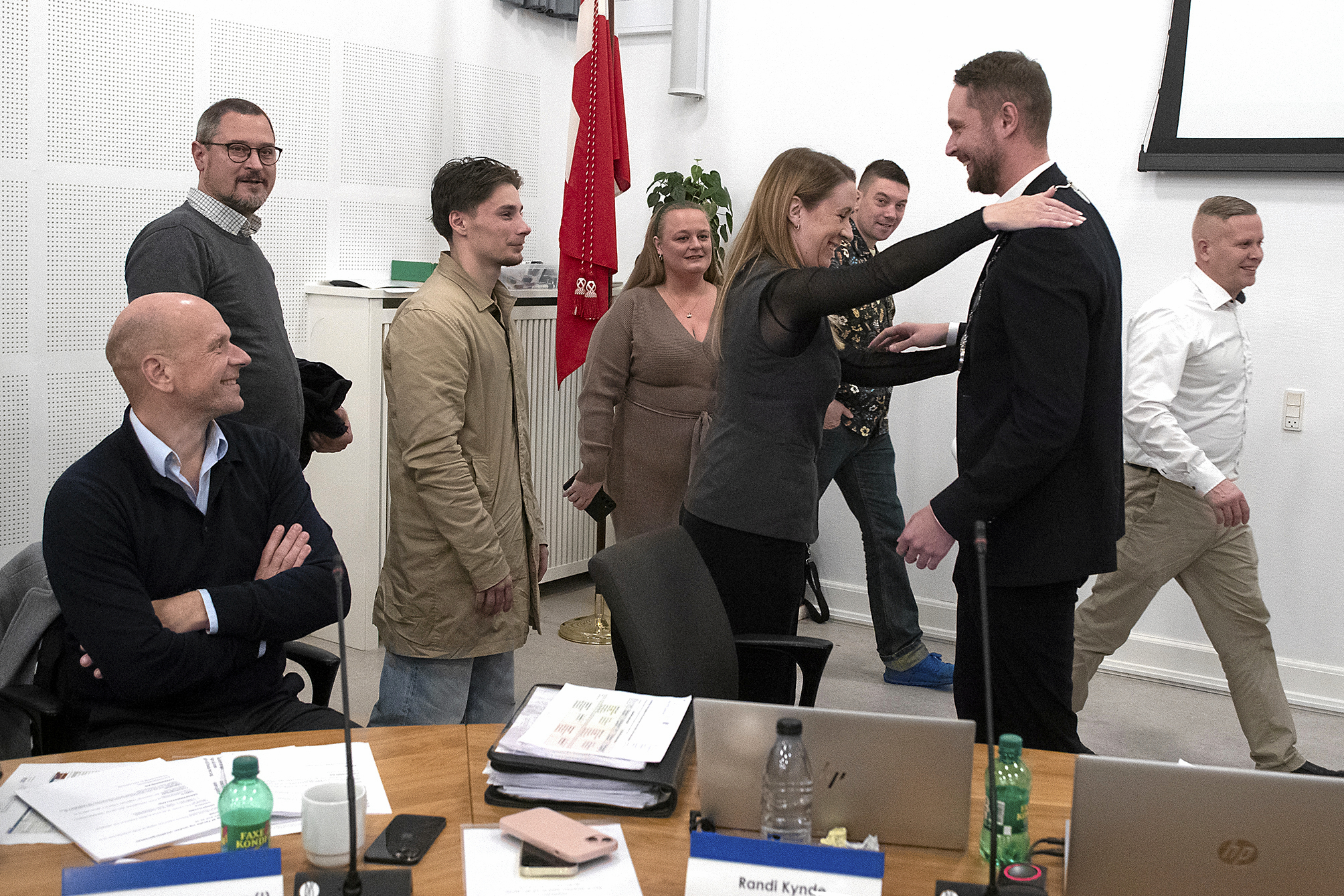 Der blev givet både håndtryk og kram, da Mikkel Dam (LA) onsdag aften blev officielt udnævnt til Faxe Kommunes nye borgmester under det konstituerende byrådsmøde.