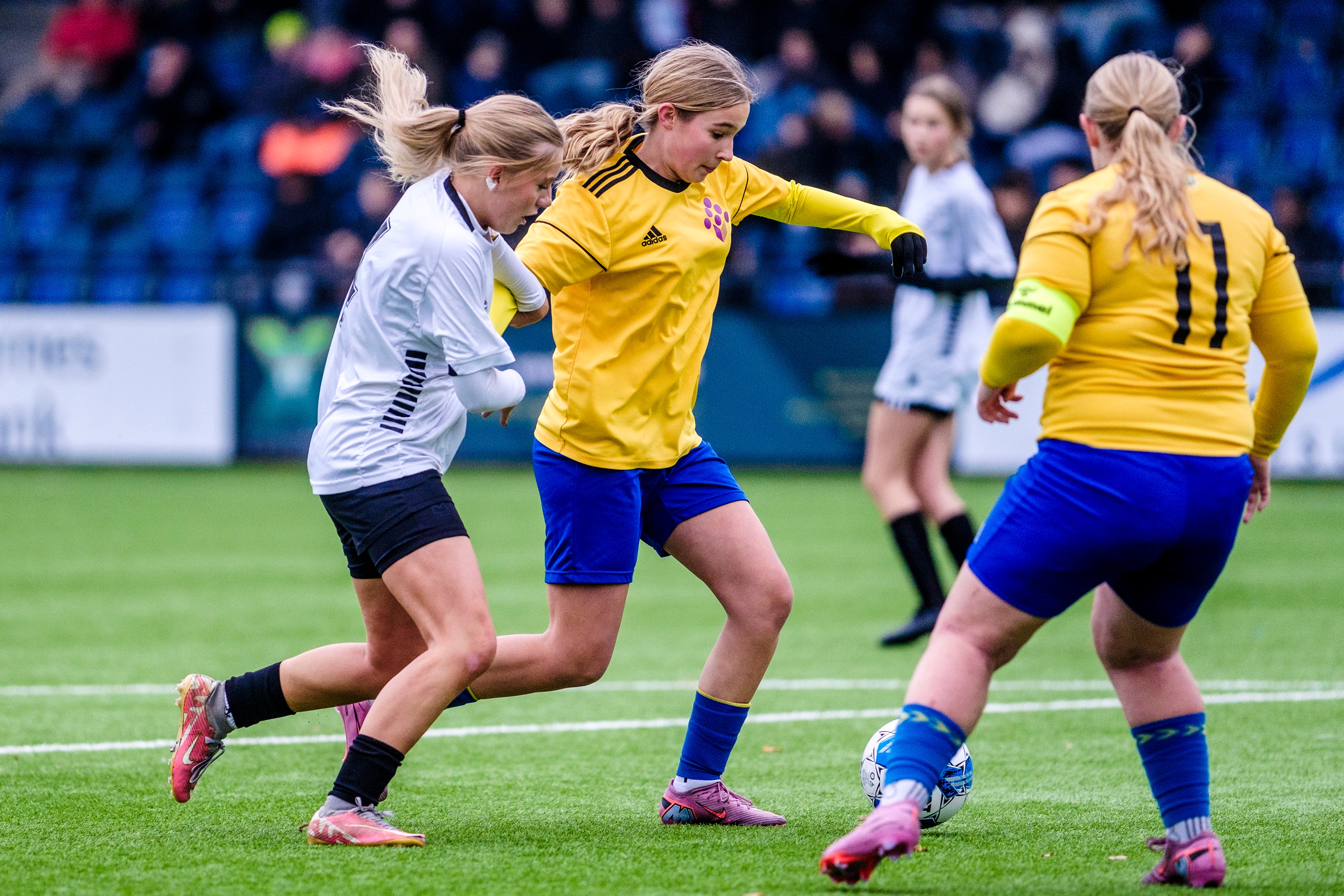 Wilma Mortensen satte sit tydelige aftryk på kredsfinalen mod pigerne fra Skt. Josefs Skole. - Robert Hendel Wilma Mortensen satte sit tydelige aftryk på kredsfinalen mod pigerne fra Skt. Josefs Skole.