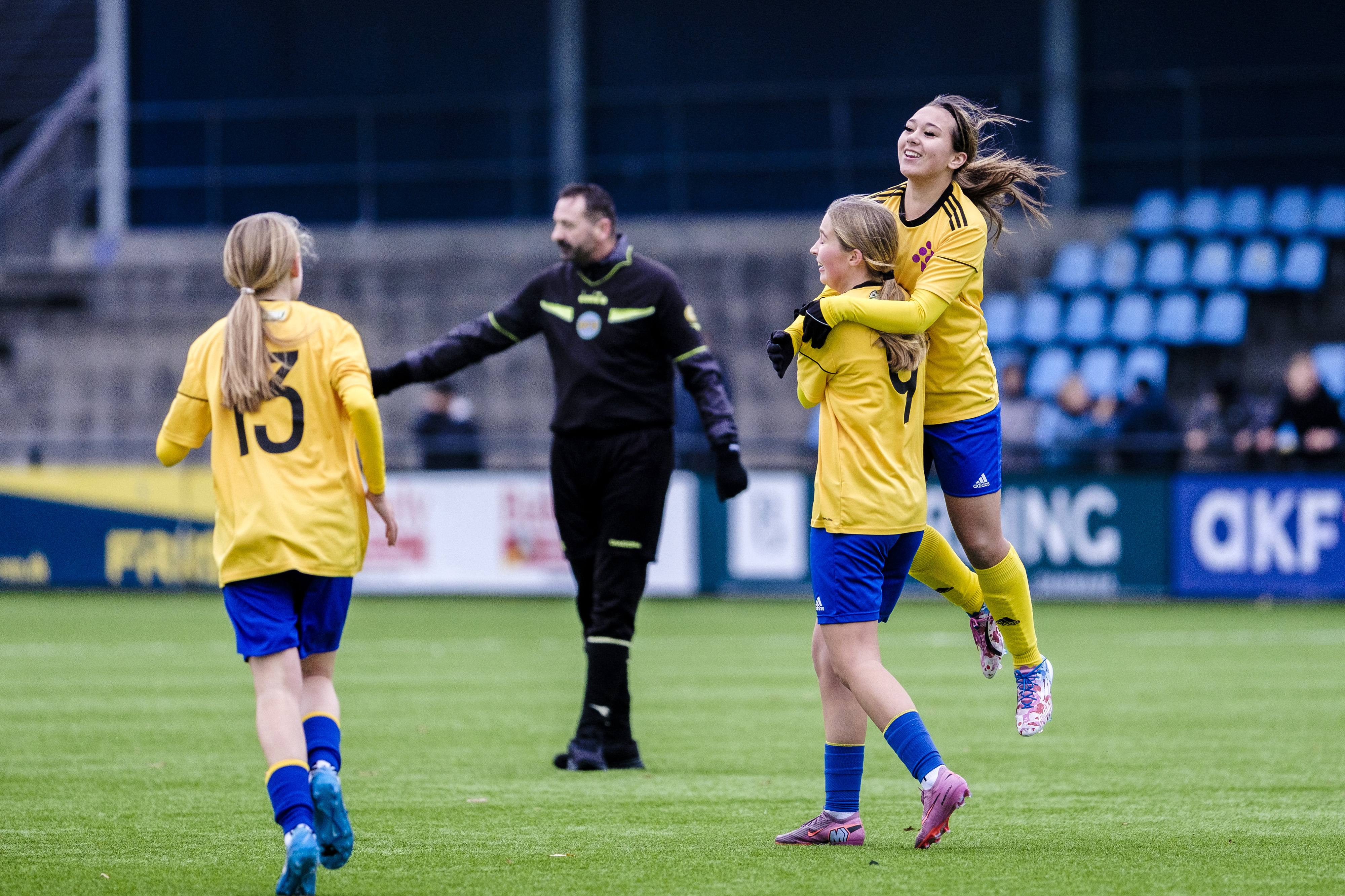 Pigerne fra Brøndbyvester Skole får hård modstand i semifinalen i Skolepokalen.