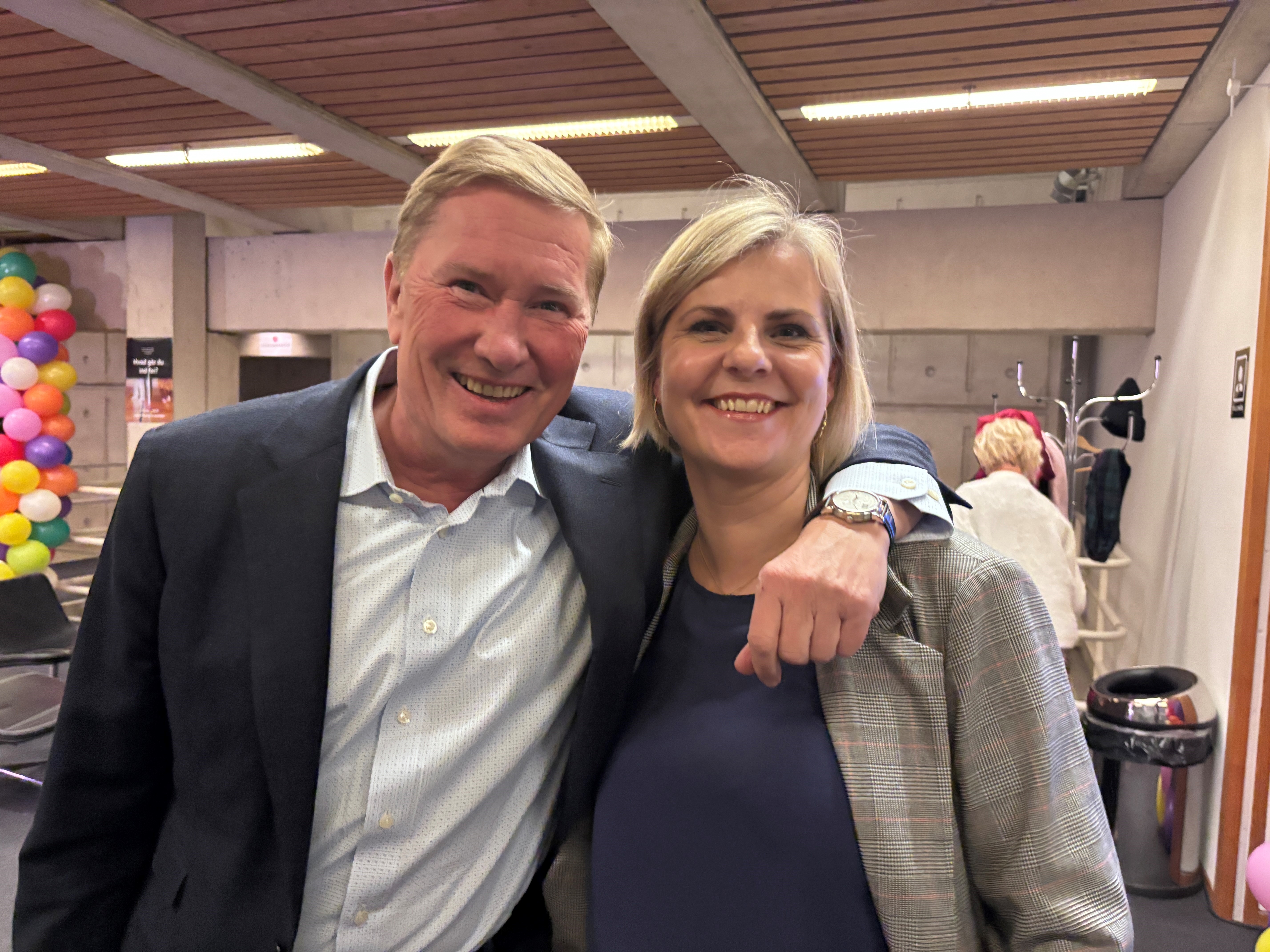 Lars-Christian Brask (LA) sammen med Merete Dea Larsen (DF) på valgaftenen til kommunalvalget i efteråret.
