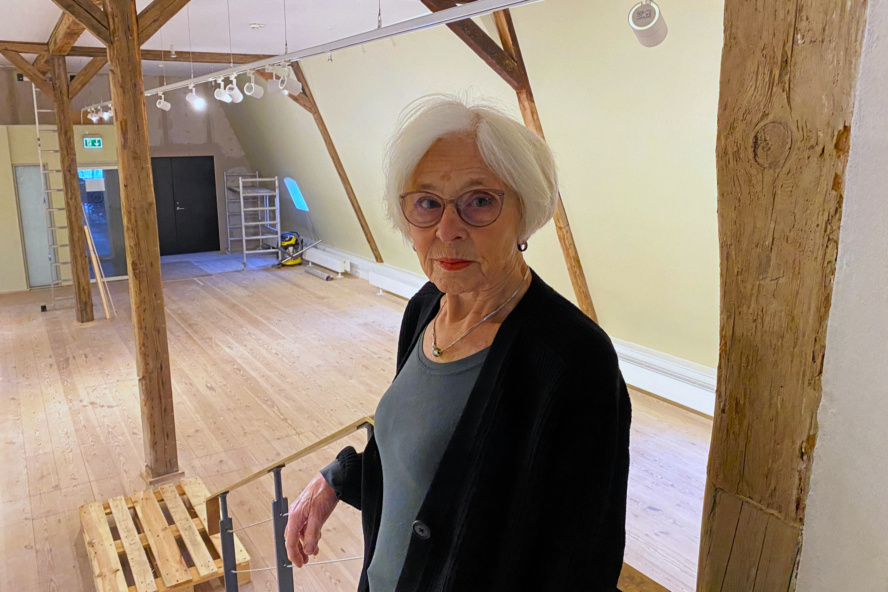 Roskilde Kunstforening har midlertidig lokation på Sukkerloftet. Foreningens forkvinde, Nina Carlberg, mener, at kommunens fremtidige løsning for foreningens lokation kan betyde foreningens endeligt.