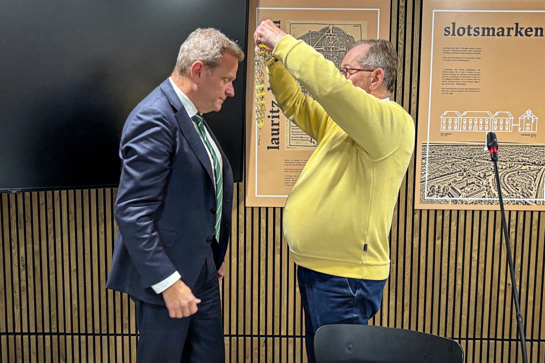 Morten Slotved (K) får borgmesterkæden hængt om halsen af Thorkild Gruelund (SK) som bevis på, at han er Hørsholms borgmester de næste fire år. - Morten Timm Morten Slotved (K) får borgmesterkæden hængt om halsen af Thorkild Gruelund (SK) som bevis på, at han er Hørsholms borgmester de næste fire år.