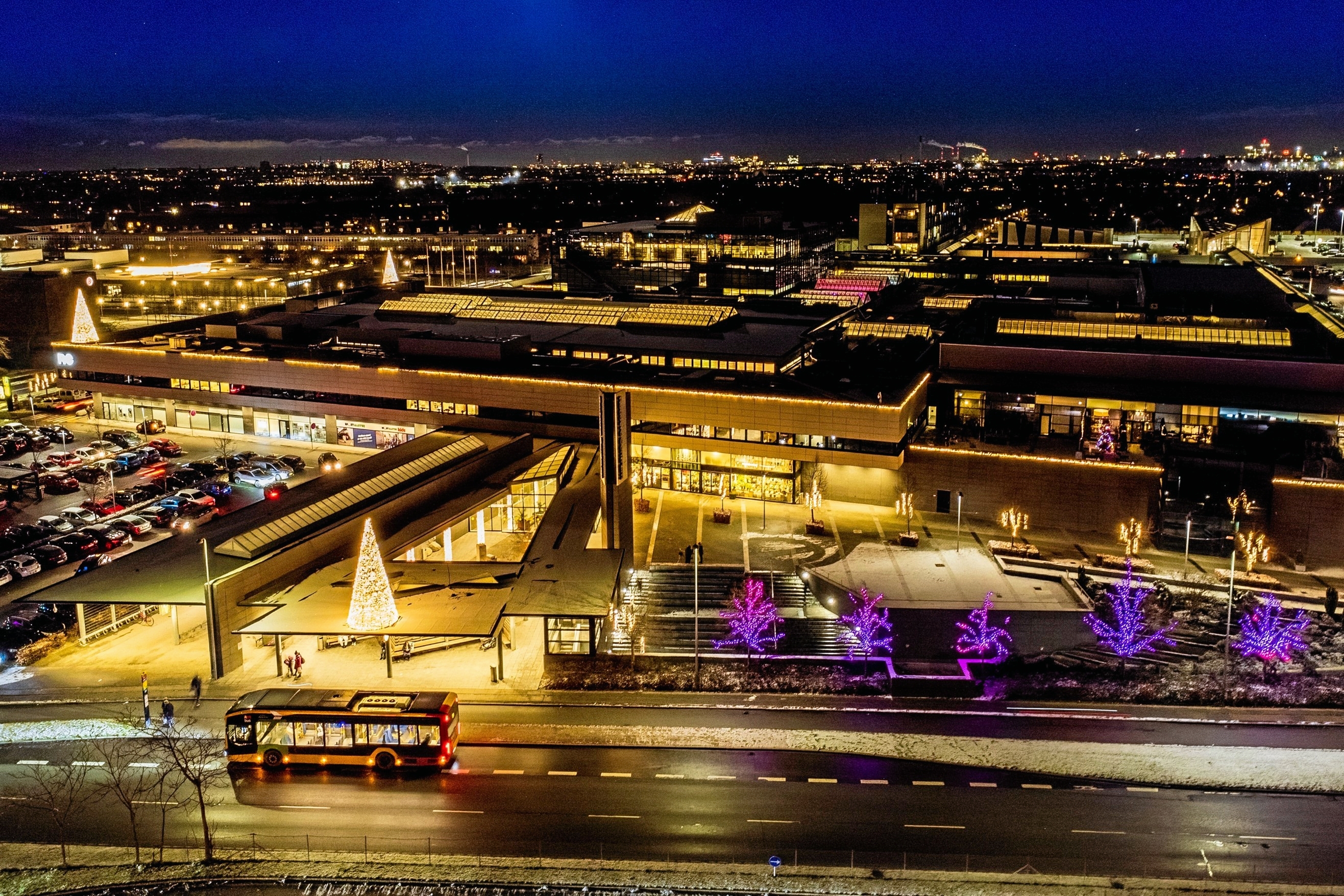 Rødovre Centrum set fra luften en decemberaften i 2024. - Robert Hendel Rødovre Centrum set fra luften en decemberaften i 2024.