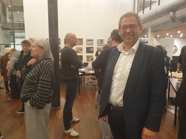 Afgående borgmester Karsten Längerich (V) var også til stede på det konstituerende byrådsmøde, hvor Borgerportalen var fyldt godt op med venner, familie og kolleger til de nye byrødder. - Martin Stokkebro Moestrup Afgående borgmester Karsten Längerich (V) var også til stede på det konstituerende byrådsmøde, hvor Borgerportalen var fyldt godt op med venner, familie og kolleger til de nye byrødder.