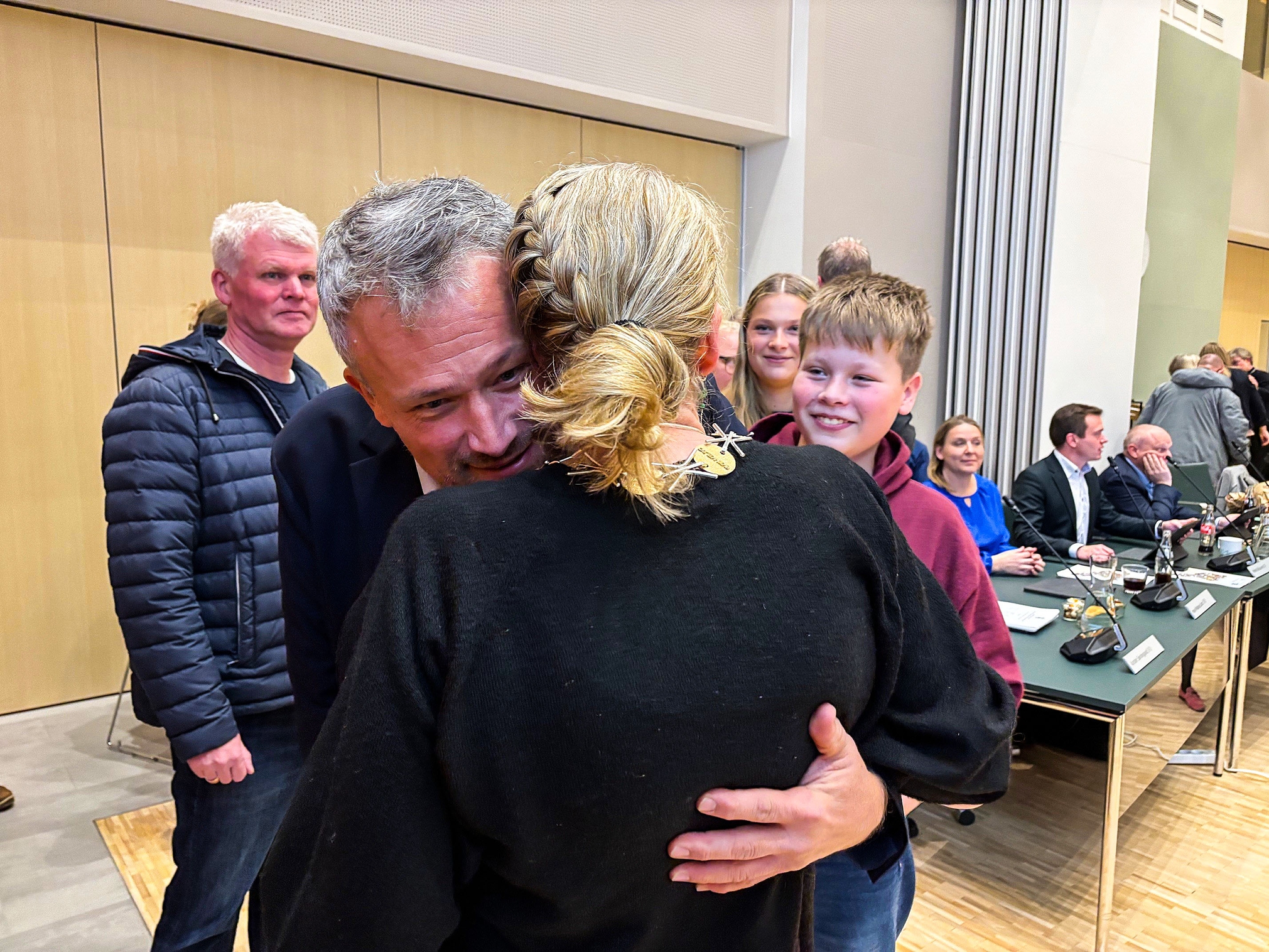 Birgitte Neergaard-Kofod fik store kram, da borgmesterposten var en realitet torsdag aften. Her får hun et velfortjent kram af sin mand Morten. - Kenneth Tanzer Birgitte Neergaard-Kofod fik store kram, da borgmesterposten var en realitet torsdag aften. Her får hun et velfortjent kram af sin mand Morten.