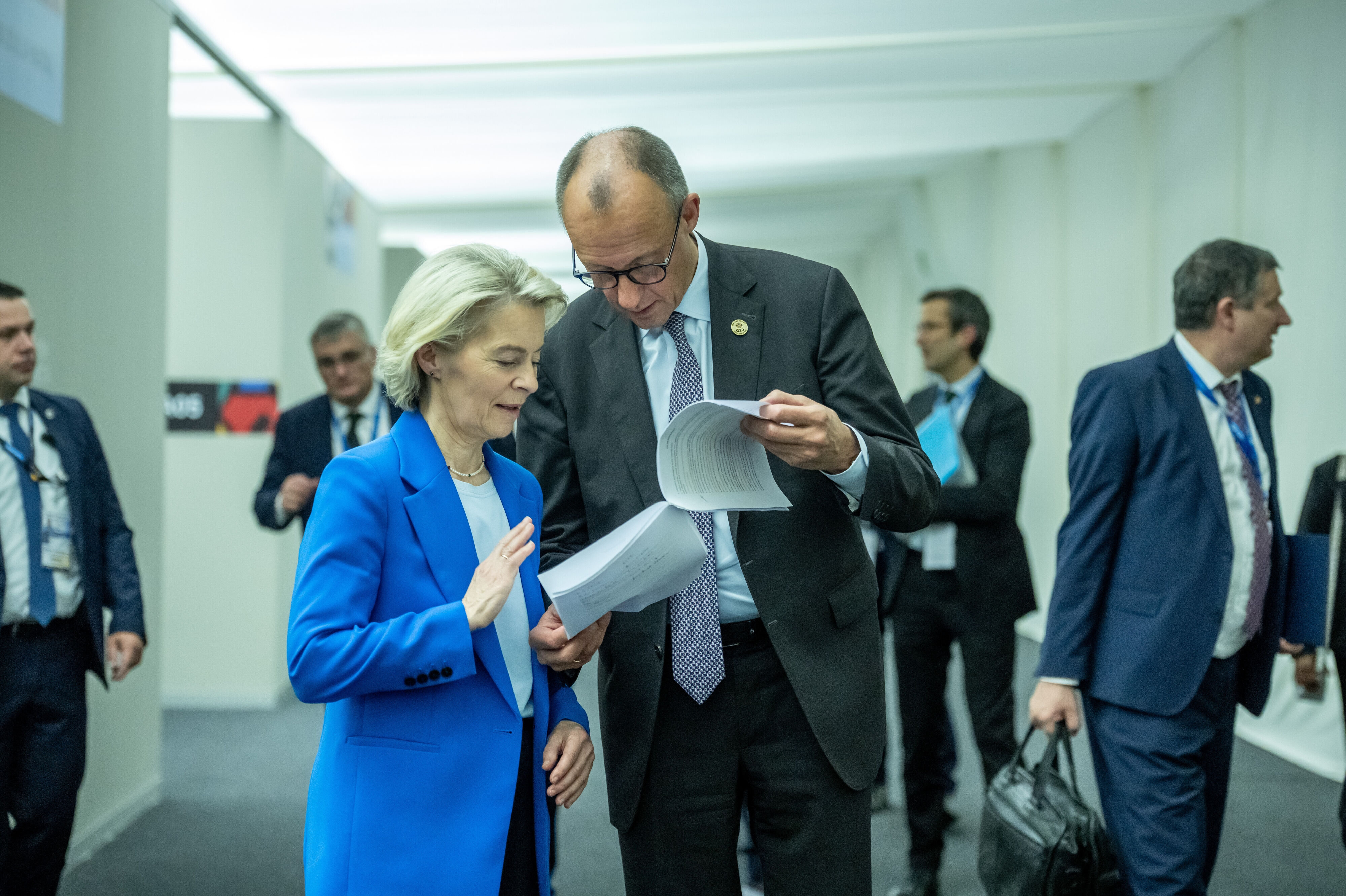 Friedrich Merz taler med Ursula von der Leyen ved et topmøde i Sydafrika i regi af G20-samarbejdet i slutningen af november. De to skal mødes igen fredag - denne gang også med Belgiens premierminister, Bart De Wever.