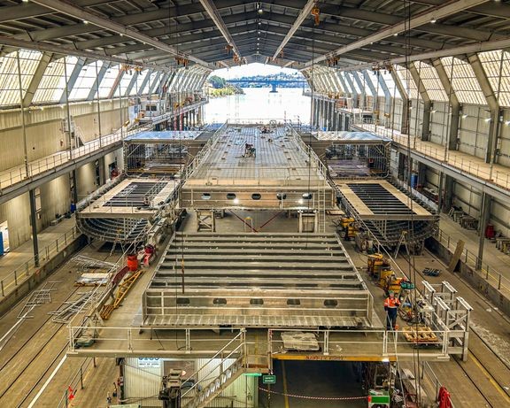 I disse enorme haller i Hobart begynder arbejdet med Molslinjens tre elektriske hurtigfærger at tage form.