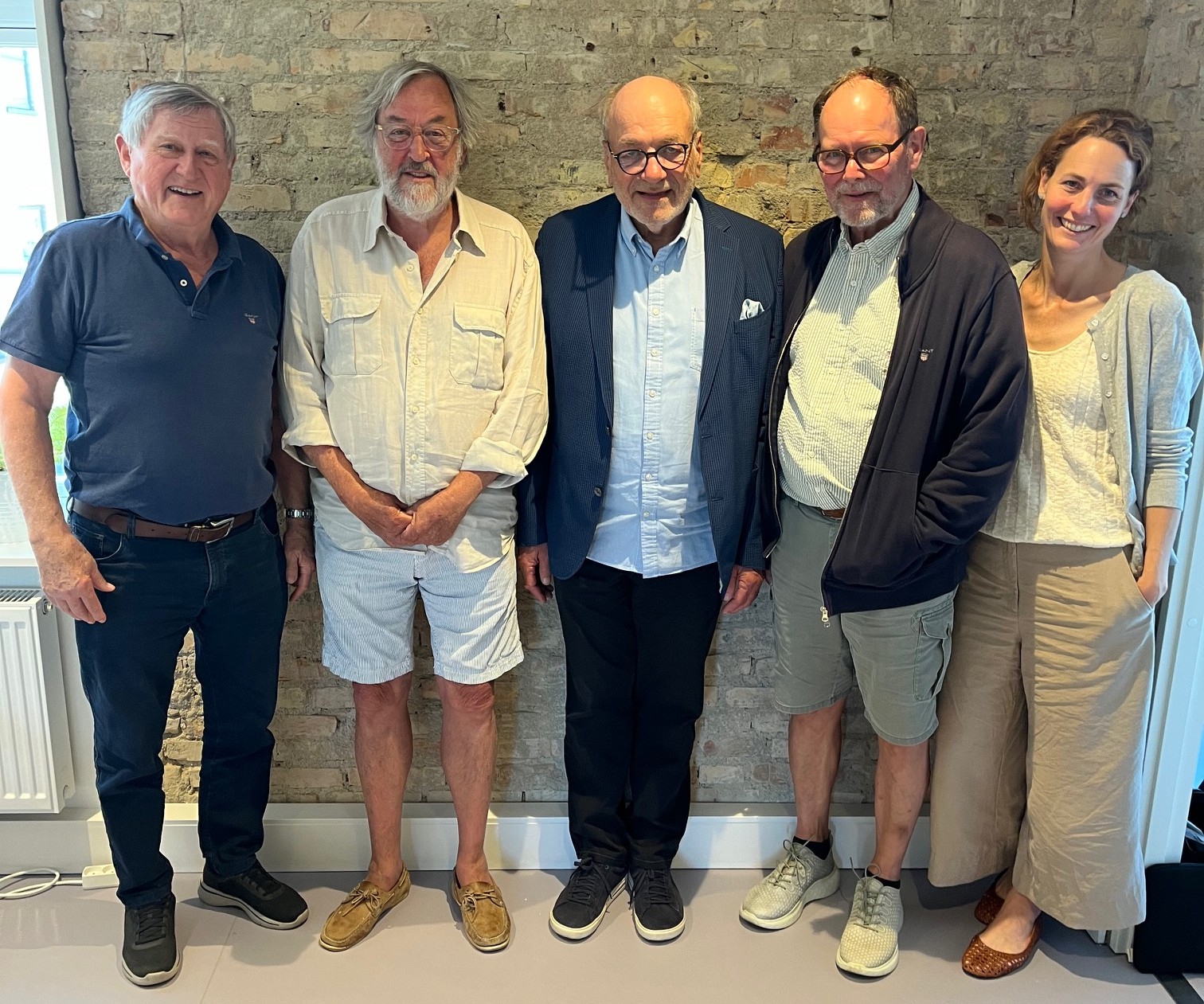 Her ses repræsentanter for Foreningen Roskilde Kildernes By. Fra venstre: Poul Erik Christensen, Frank Birkebæk, Leif Hansen og Frank Binderup samt projektleder Sofie Myschetzky fra 'Projektstier'.