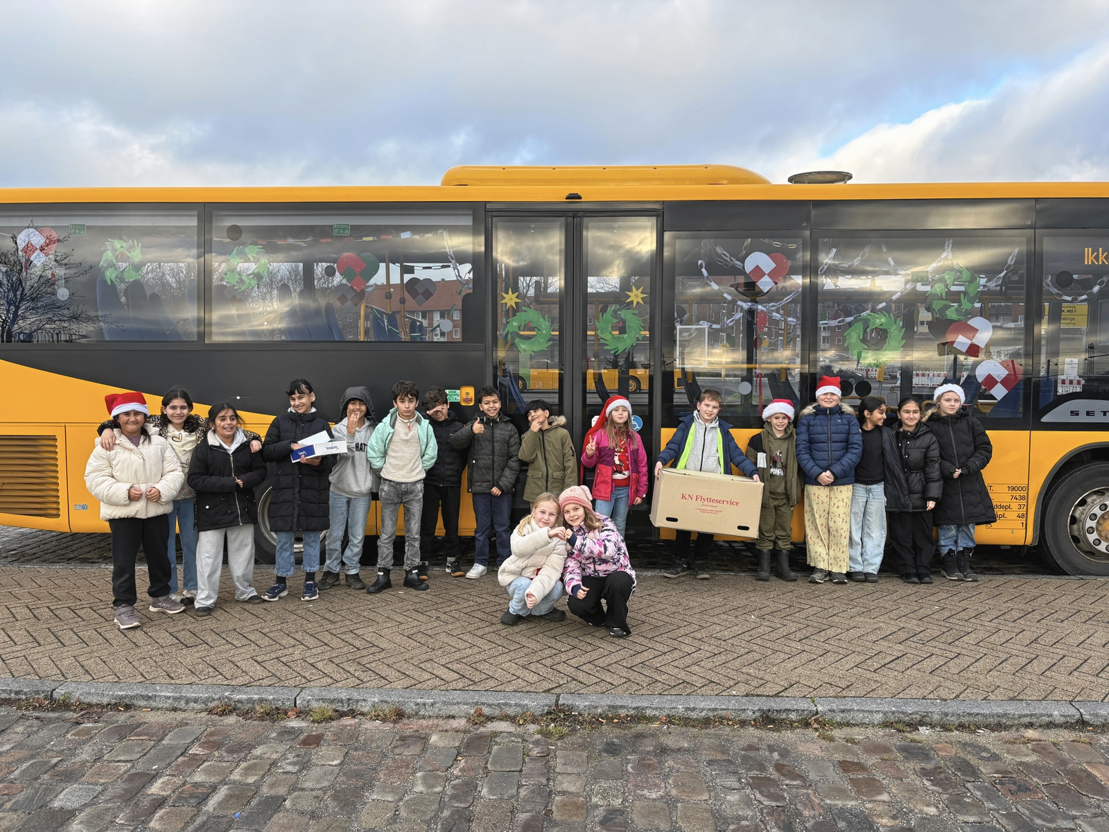3. årgang på Dagmarskolen foran den julepyntede bus.