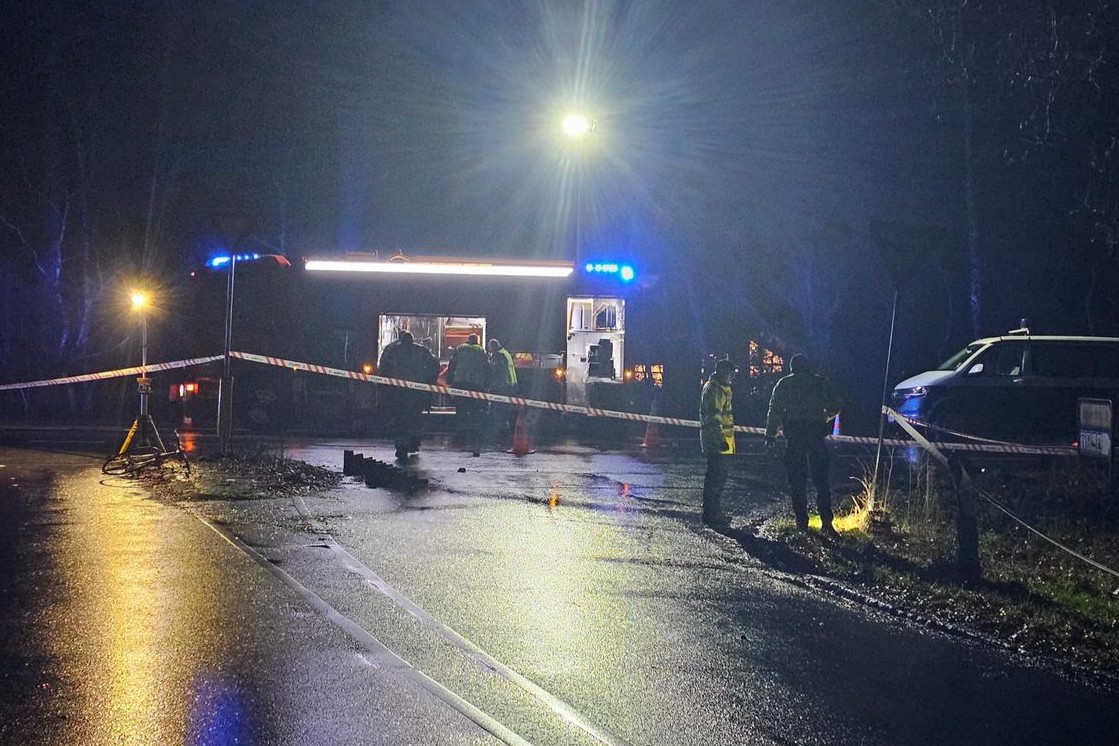 I krydset Helsingevej og Nyvej i Frederiksværk cyklede den 80-årige lokale mand og blev ramt en bil, ført af en 65-årig mand fra Klampenborg.