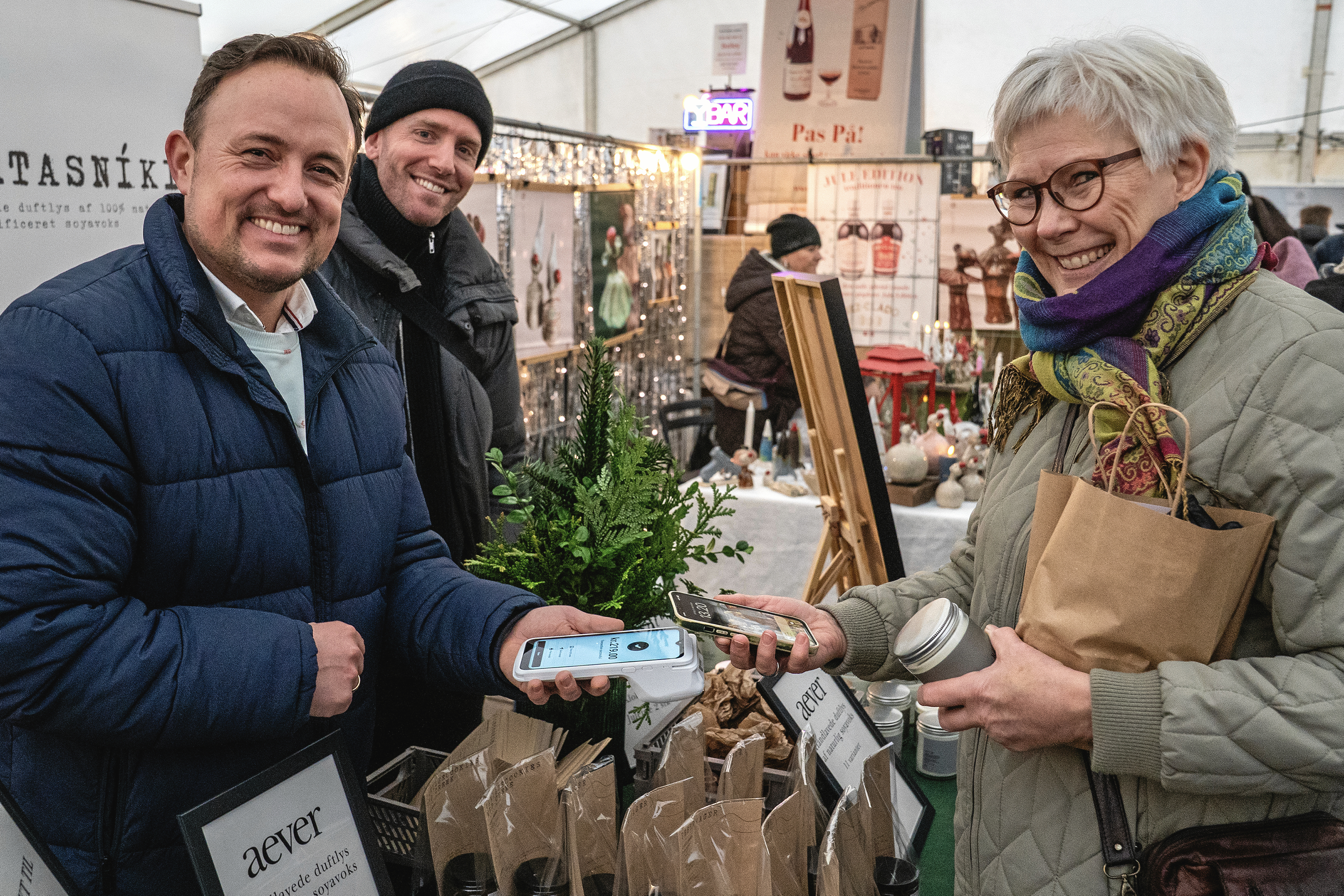 Danseren Thomas Evers (tv) og konditoren Sæþór Kristínsson er på julemarkedet på Stændertorvet for at sælge deres duftlys, der dufter af bagværk. Et af lysene "Julevarme" er lavet til støtte for julemærkehjemmene, som Thomas Evers er ambassadør for.