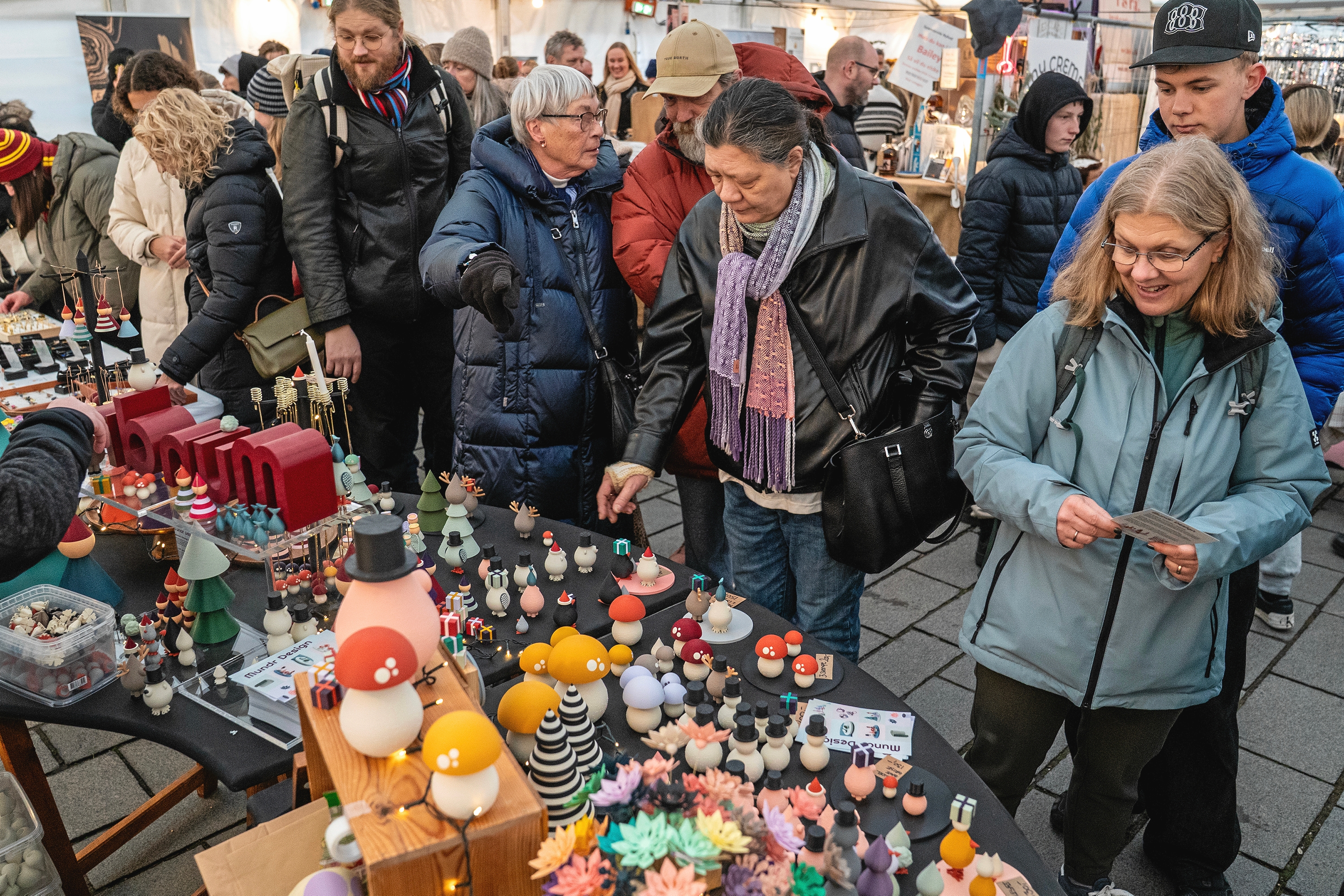 Julemarkedet har plads til 60 boder fordelt på to telte. - Anders Ole Olsen Julemarkedet har plads til 60 boder fordelt på to telte.