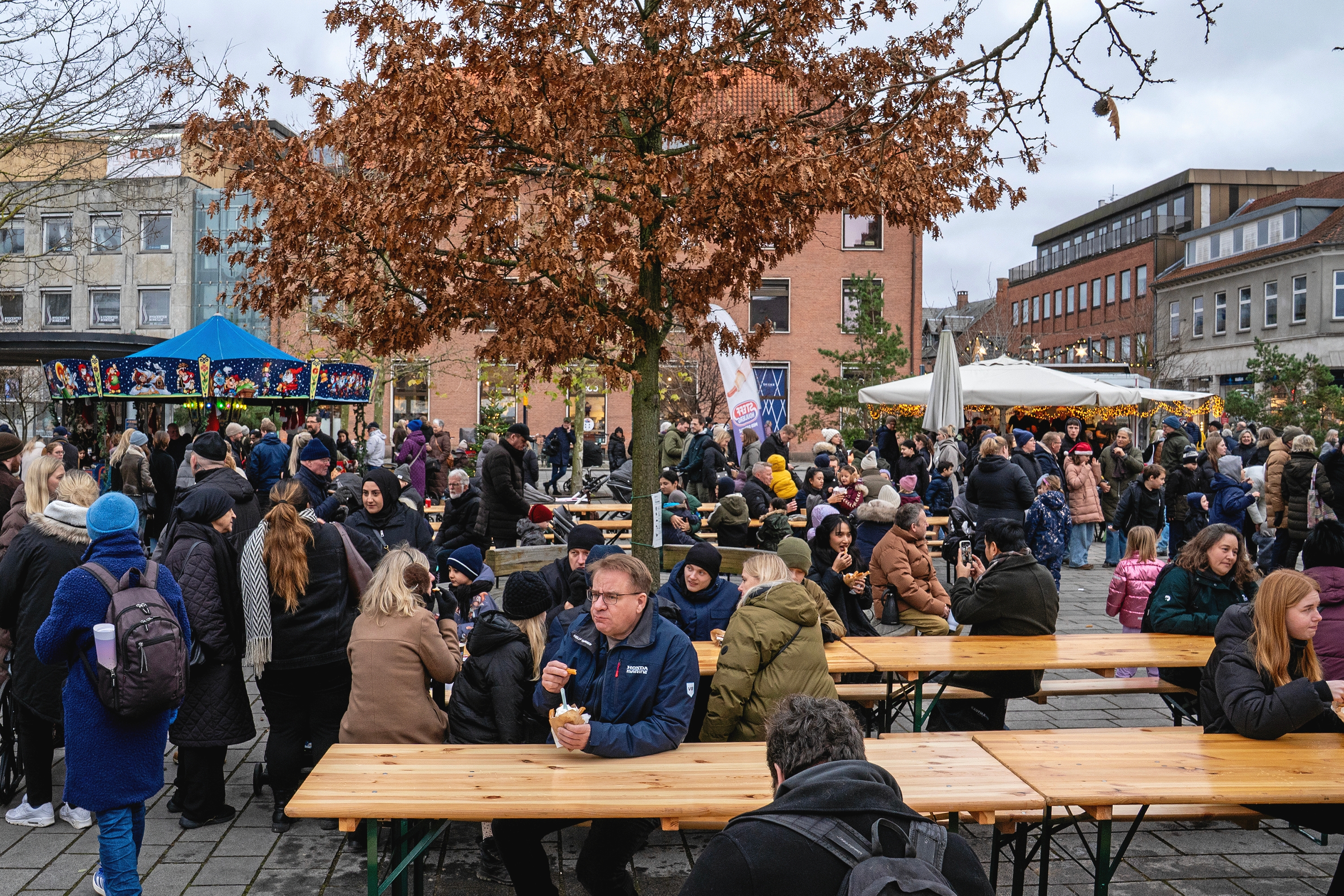 Arrangørerne af julemarkedet kan hverken klage over vejret eller fremmødet. - Anders Ole Olsen Arrangørerne af julemarkedet kan hverken klage over vejret eller fremmødet.