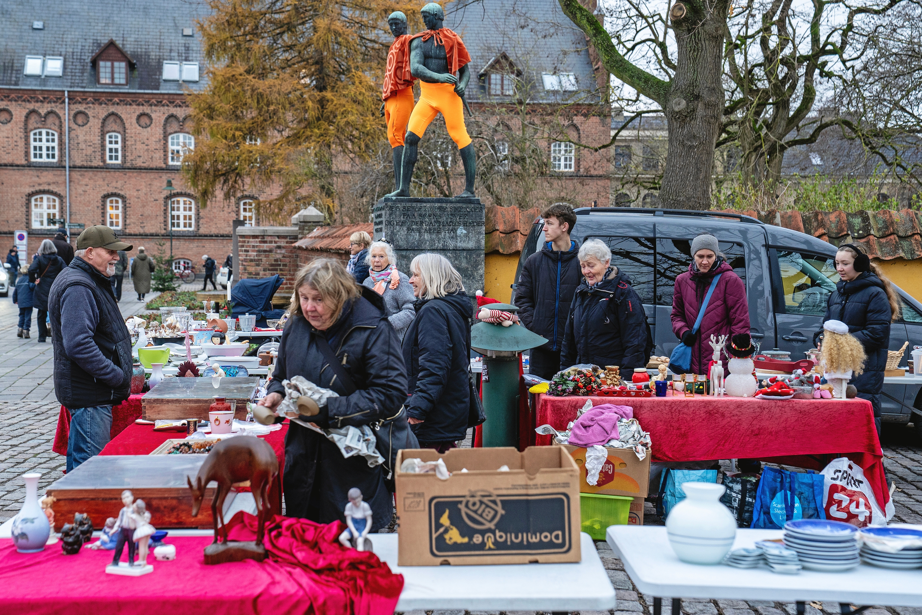 De faste stadeholdere på Stændertorvet var flyttet hen foran Palæet på grund af julemarkedet. - Anders Ole Olsen De faste stadeholdere på Stændertorvet var flyttet hen foran Palæet på grund af julemarkedet.
