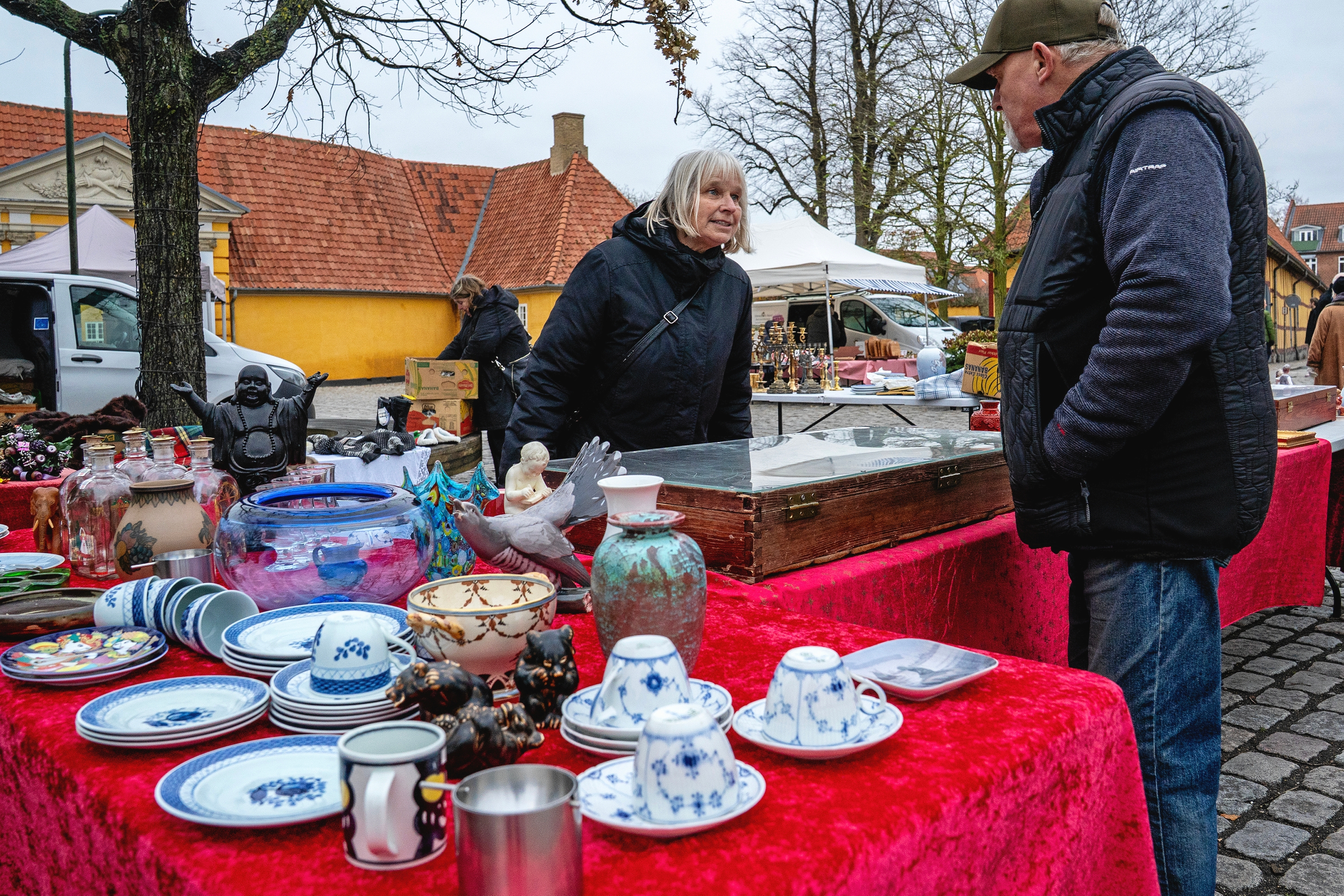 Julemarkedet lukkede først klokken 17, men flere af de faste stadeholdere tog hjem til normal tid, klokken 14, eller tidligere. - Anders Ole Olsen Julemarkedet lukkede først klokken 17, men flere af de faste stadeholdere tog hjem til normal tid, klokken 14, eller tidligere.