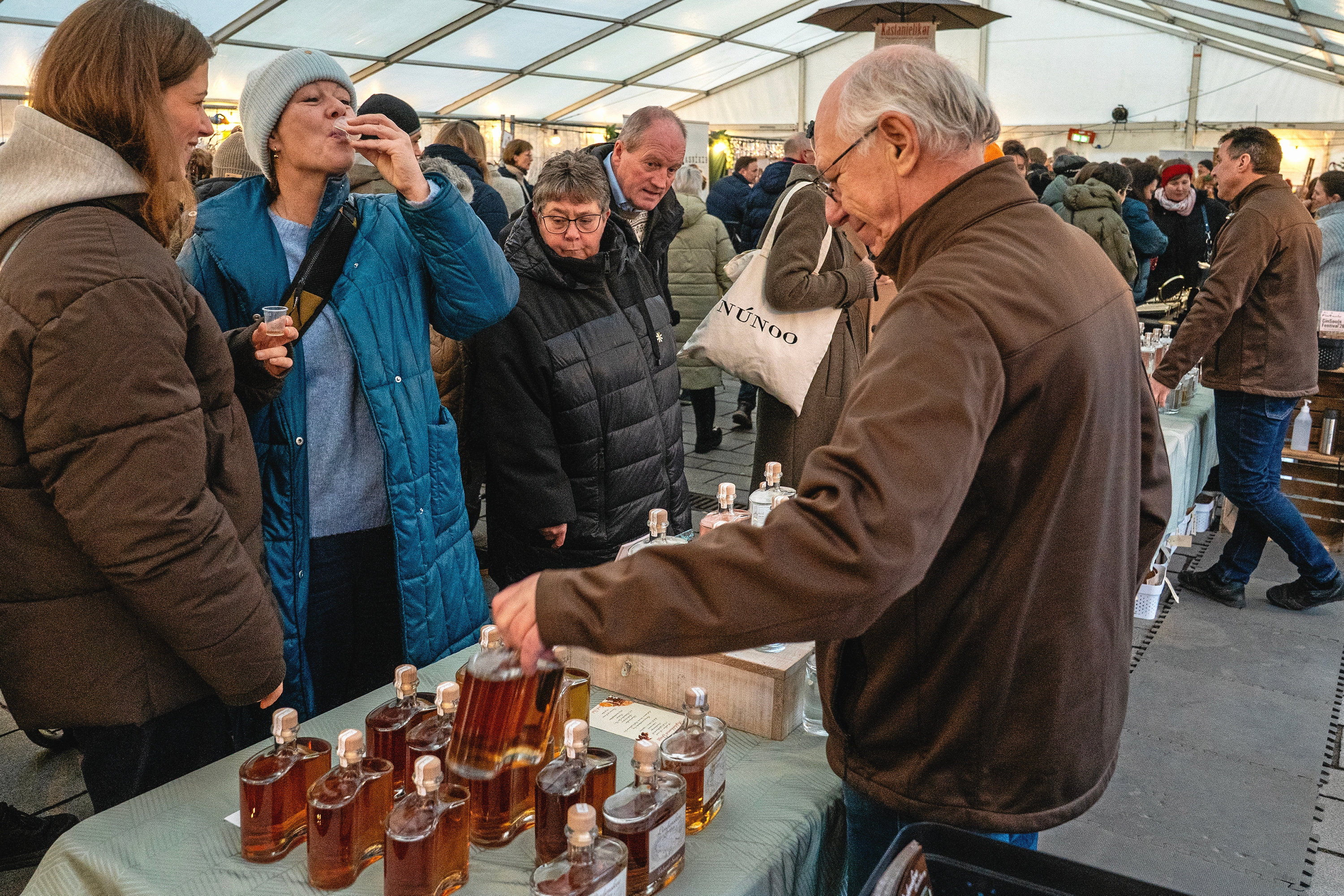 Lindenskov Distillery fra Sorø havde taget turen til Roskilde for at sælge deres snaps og gin. - Anders Ole Olsen Lindenskov Distillery fra Sorø havde taget turen til Roskilde for at sælge deres snaps og gin.
