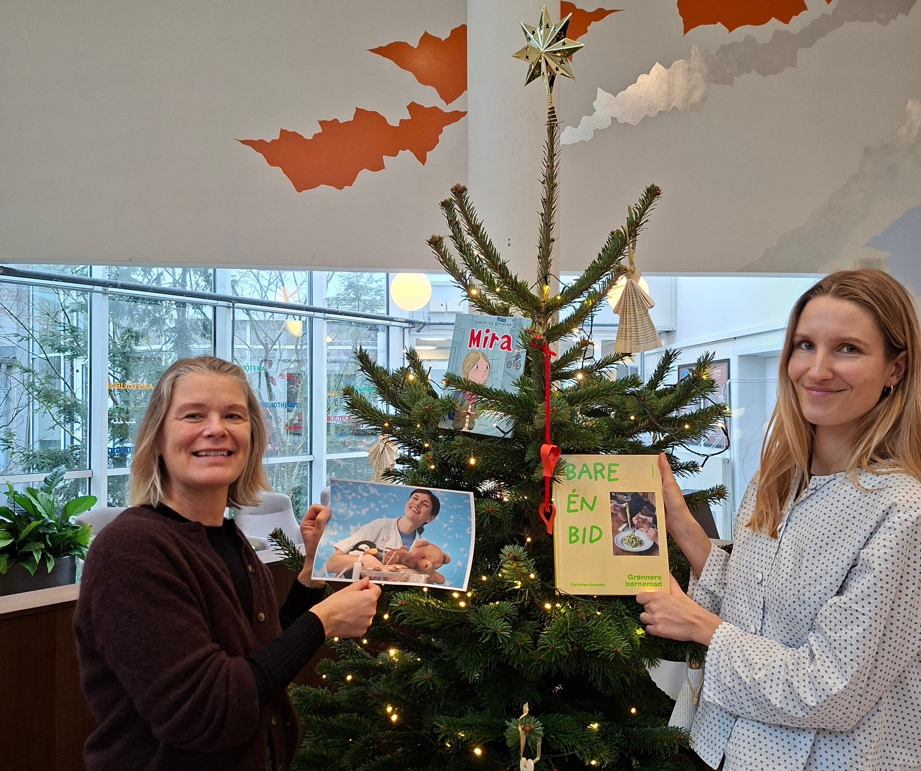 Børnebibliotekaerne Helle Brødsgaard og Cecilie Stavnstrup Sørensen står her med deres anbefalinger.