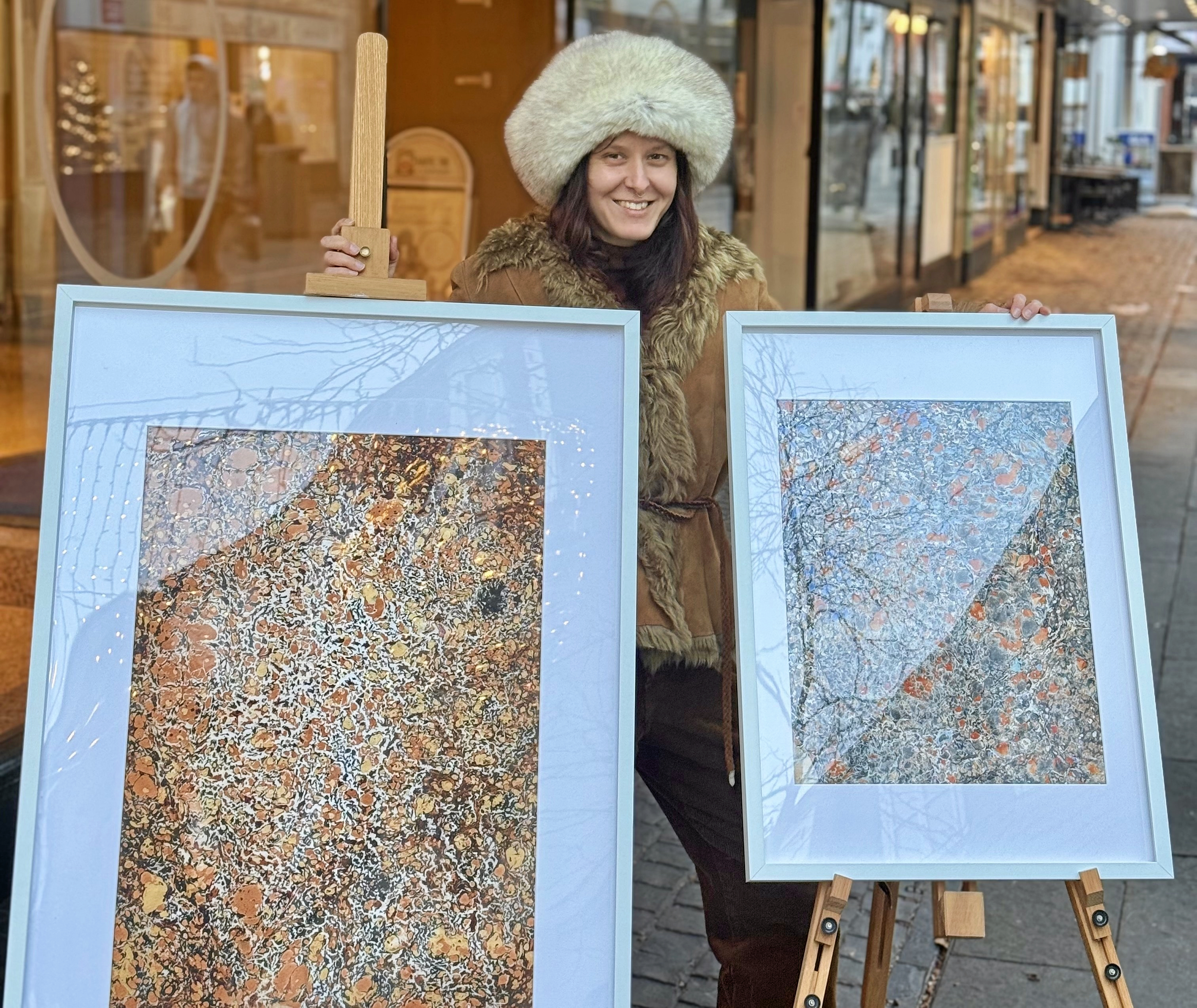 Ramona August er kunstner, og hun udstiller værker i Hørsholms gågade.