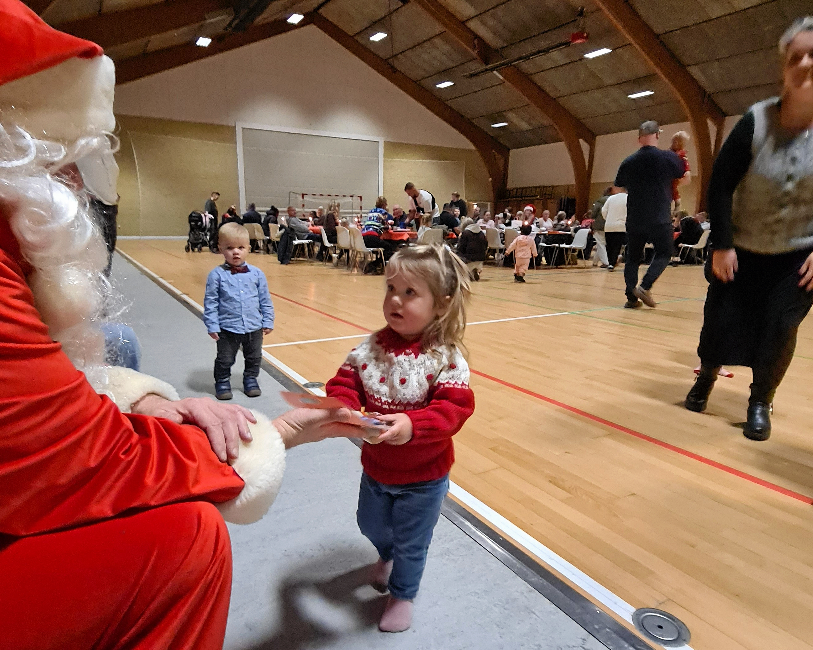 Julemanden kom på besøg, da der var juletræsfest i Gørlev-Hallen.