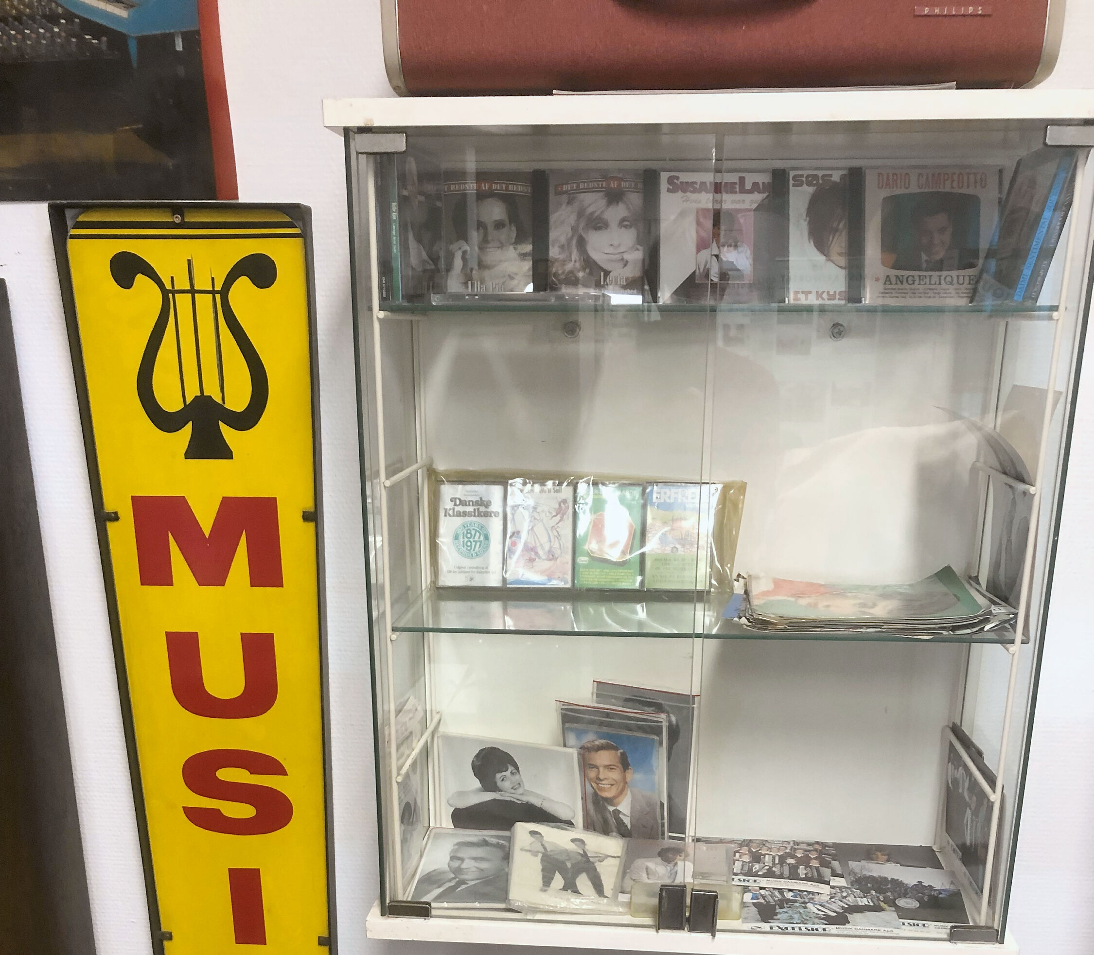 En del af butikken står bevaret i lokalhistorisk samling og viser genstande fra Lyra musik.
