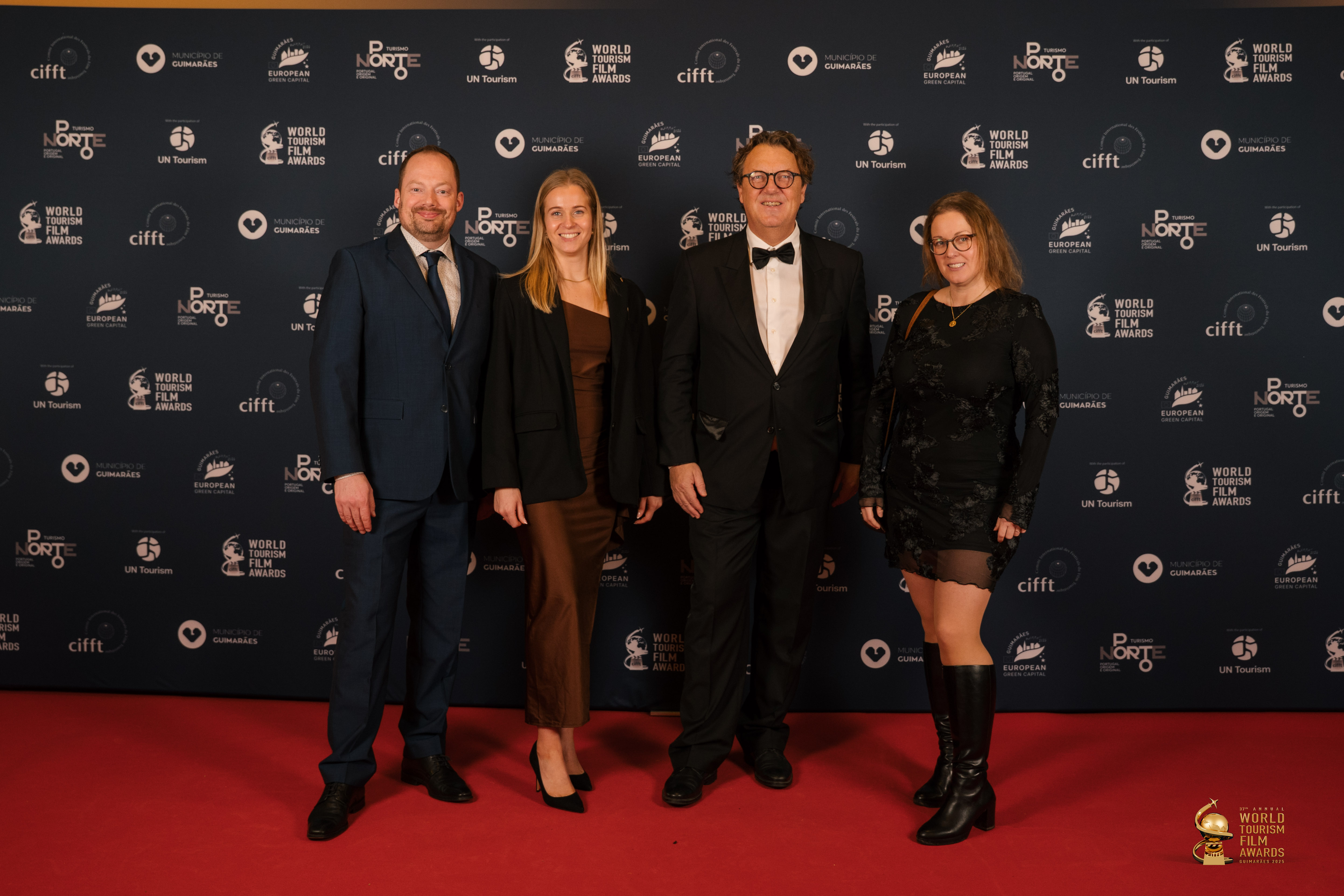 På den røde løber ved World Tourism Film Awards i Portugal. Fra venstre ses Mike Olesen, Nanna Kildemose Nielsen, Anders Kongshaug og Ane Dolward – holdet bag A Breathtaking Journey.
