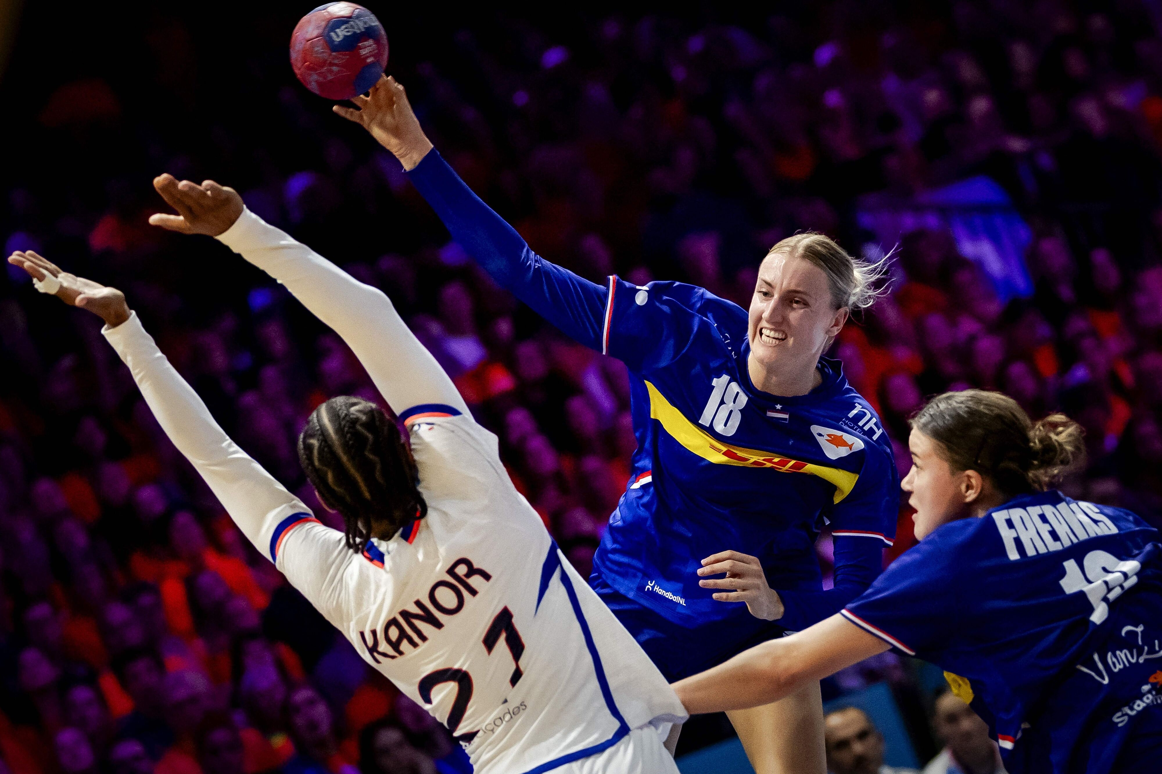 Holland slog Frankrig, som nu skal møde Danmark i VM-kvartfinale på onsdag.