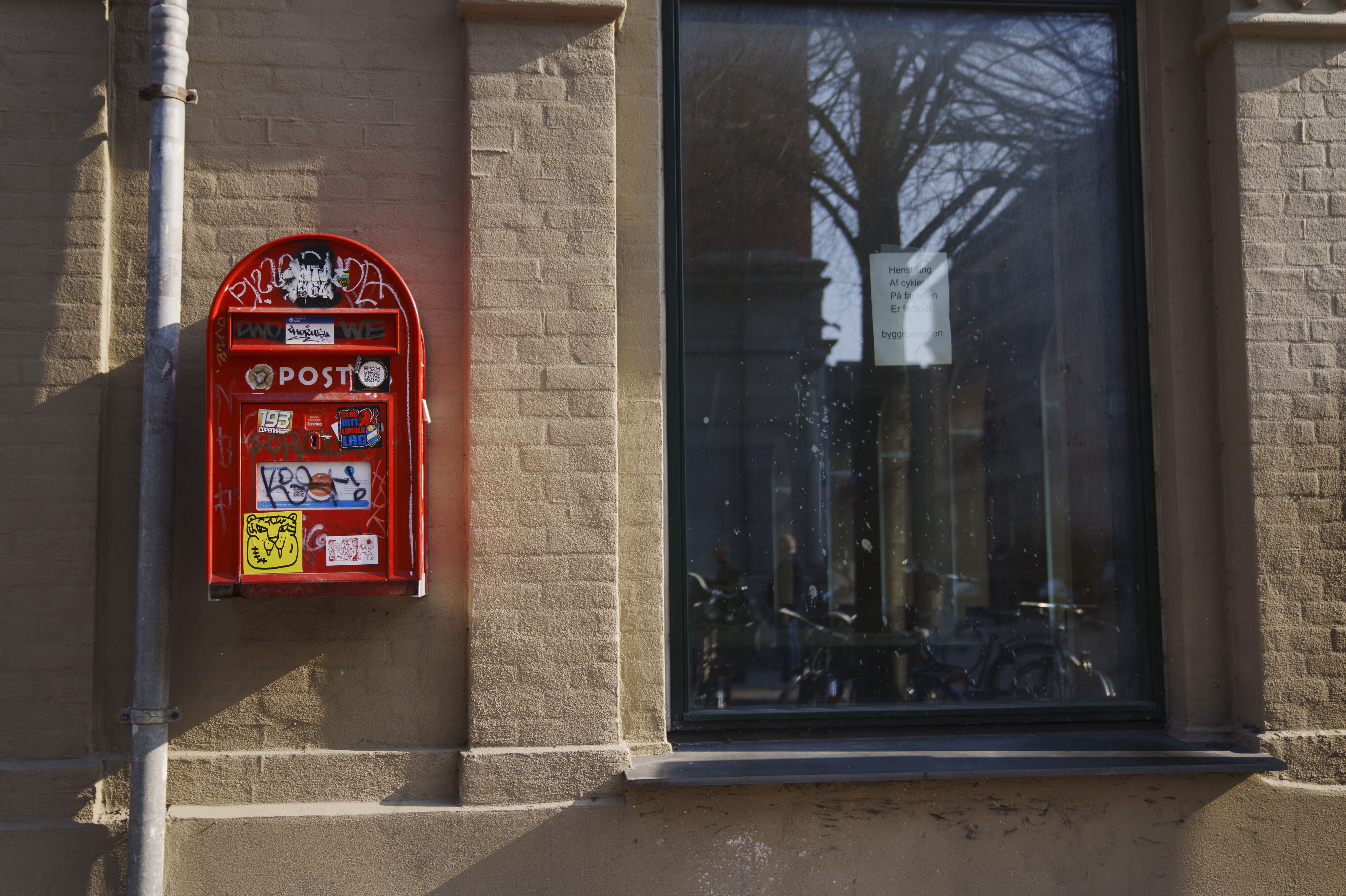 Hvis en postkasse som denne passer ind på væggen derhjemme, er det snart muligt at få fingrene i en. Pengene går samtidig til et velgørende formål. (Arkivfoto).