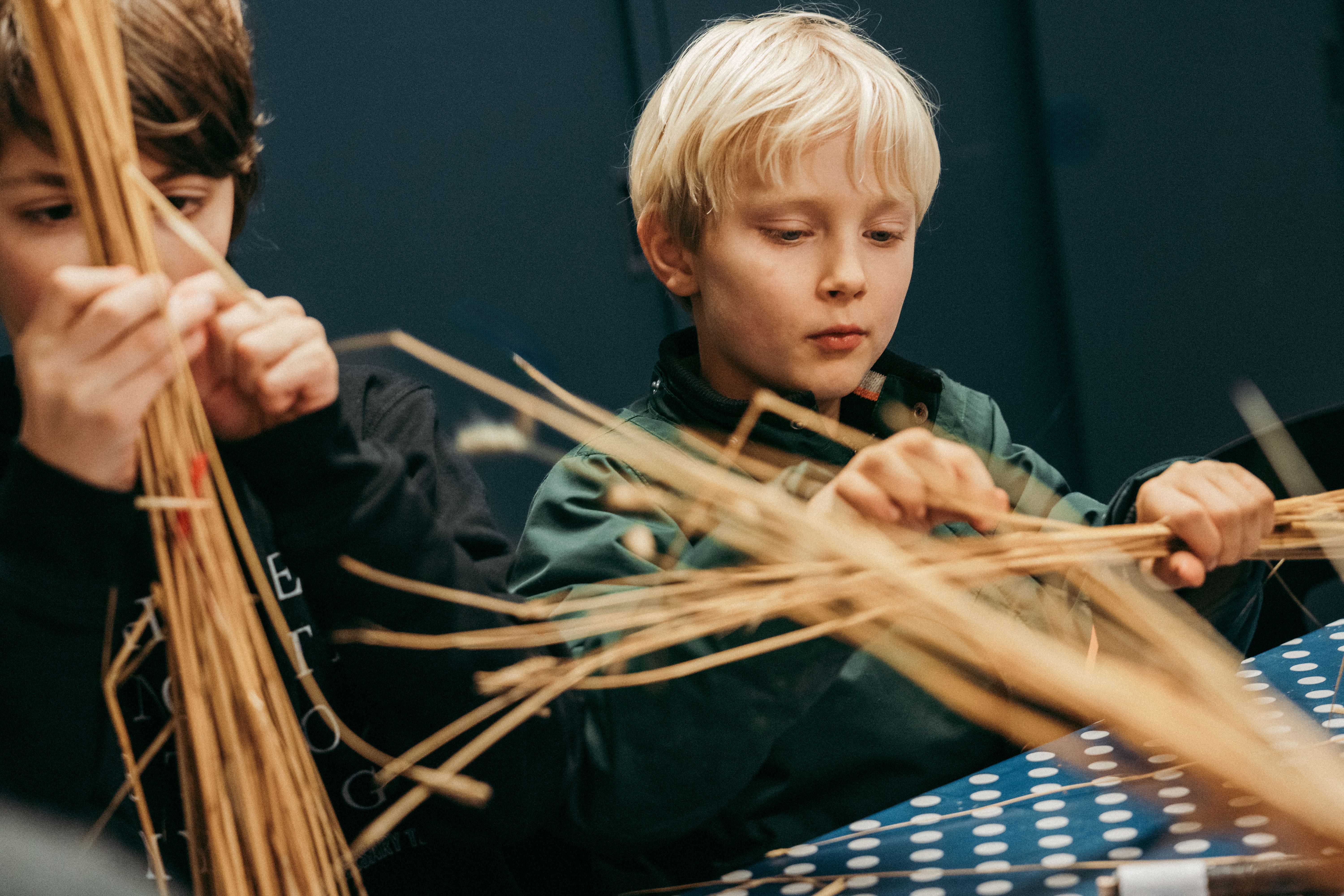 Ekstra mange skoleelever har i år fået glæde af ROMUs mange undervisningstilbud, og på Færgegården er skoleforløbene op til jul i år helt udsolgt.