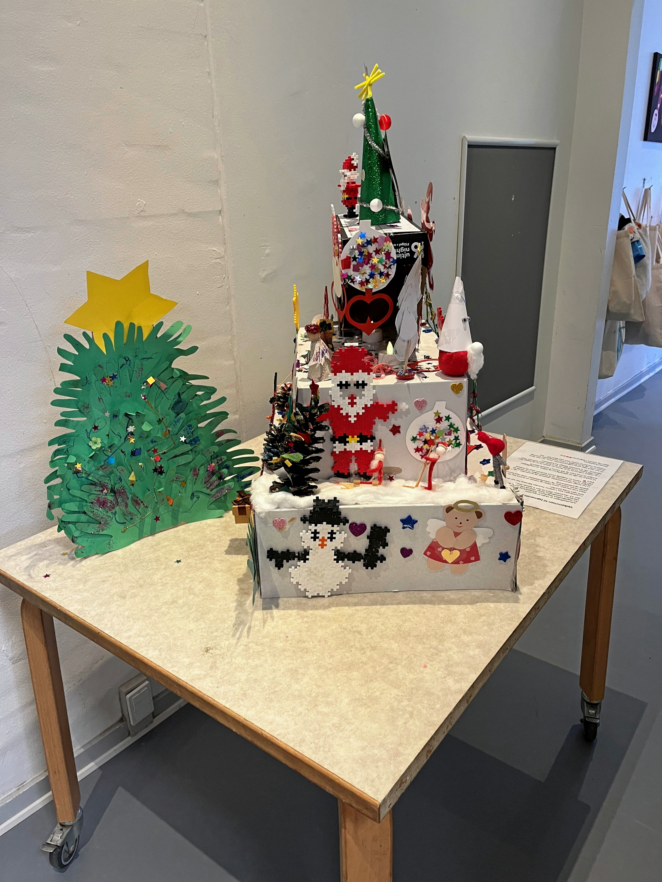 Bibliotekets besøgende kan opleve, hvordan børnene har arbejdet med materialer fra naturen og genbrug, når de har formet nisser, juletræer og vintermotiver.